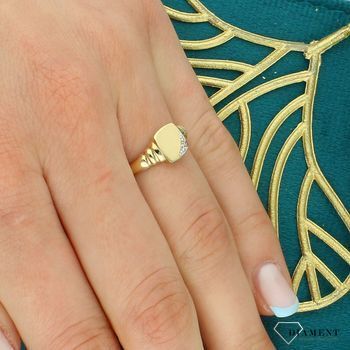 Pierścionek złoty 333 kwadratowy sygnet z cyrkonią – żółte i białe złoto (2).jpg