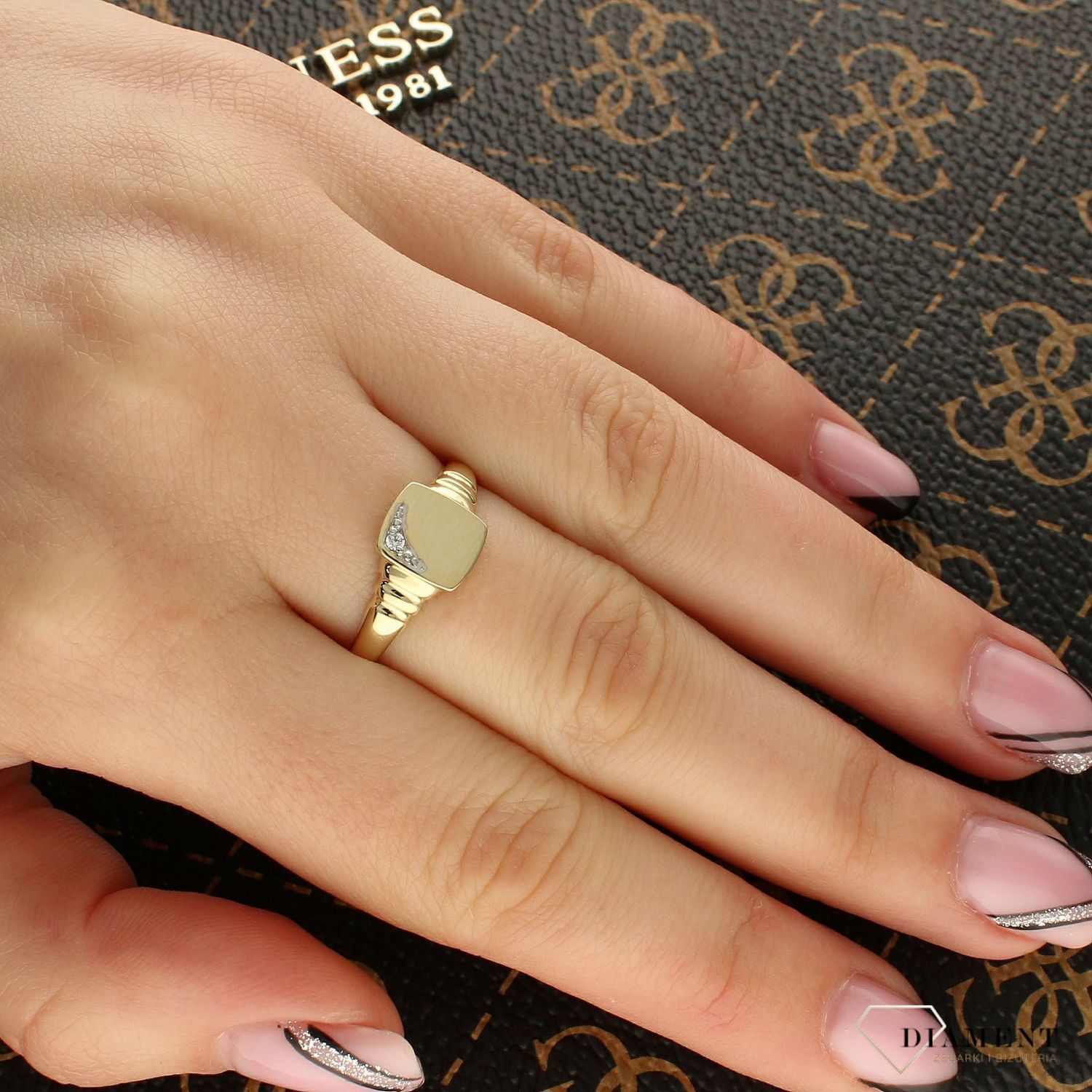 Sygnet damski z cyrkoniami 585 DIA-PRS-5344-585 (1).jpg