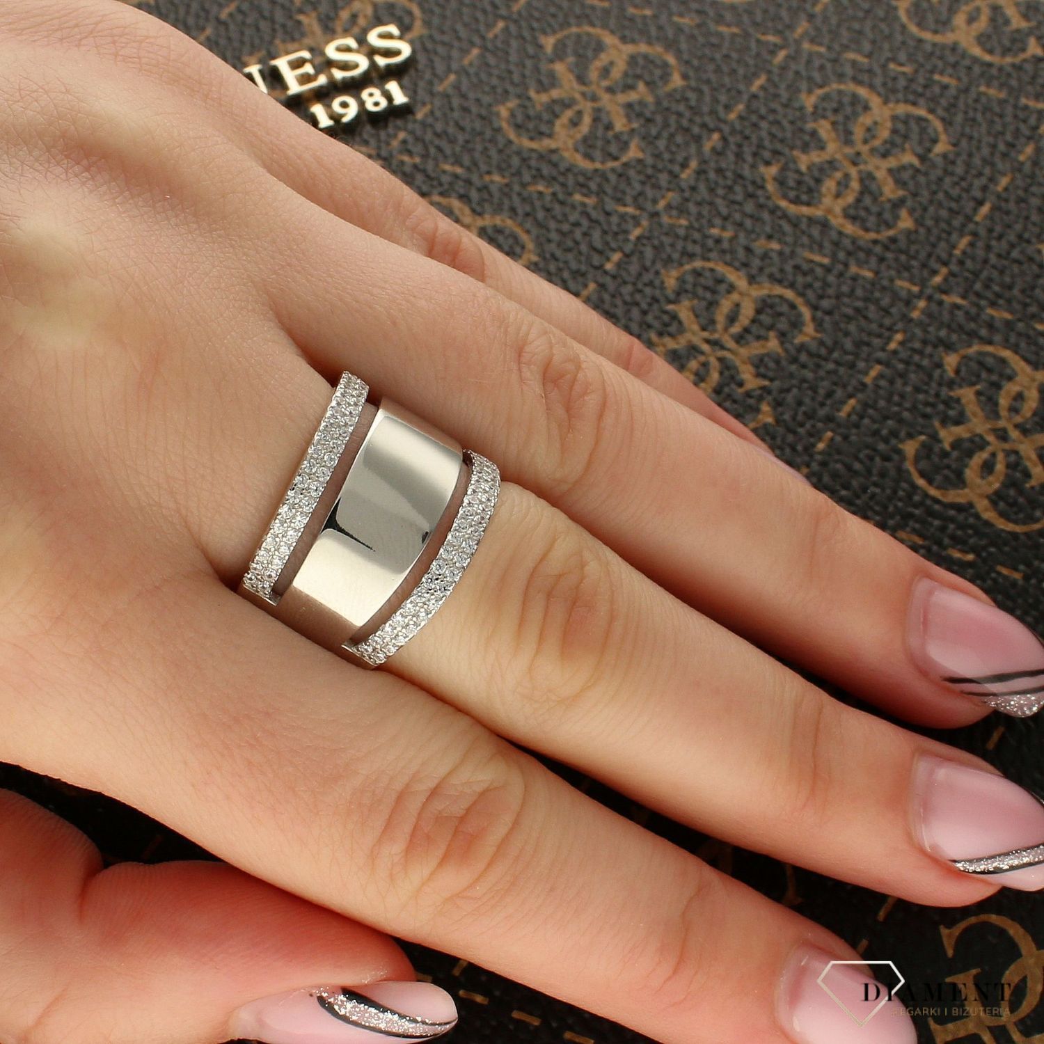 Srebrny szeroki pierścionek ozdobiony cyrkoniami DIA-PRS-5459-925 (1).jpg