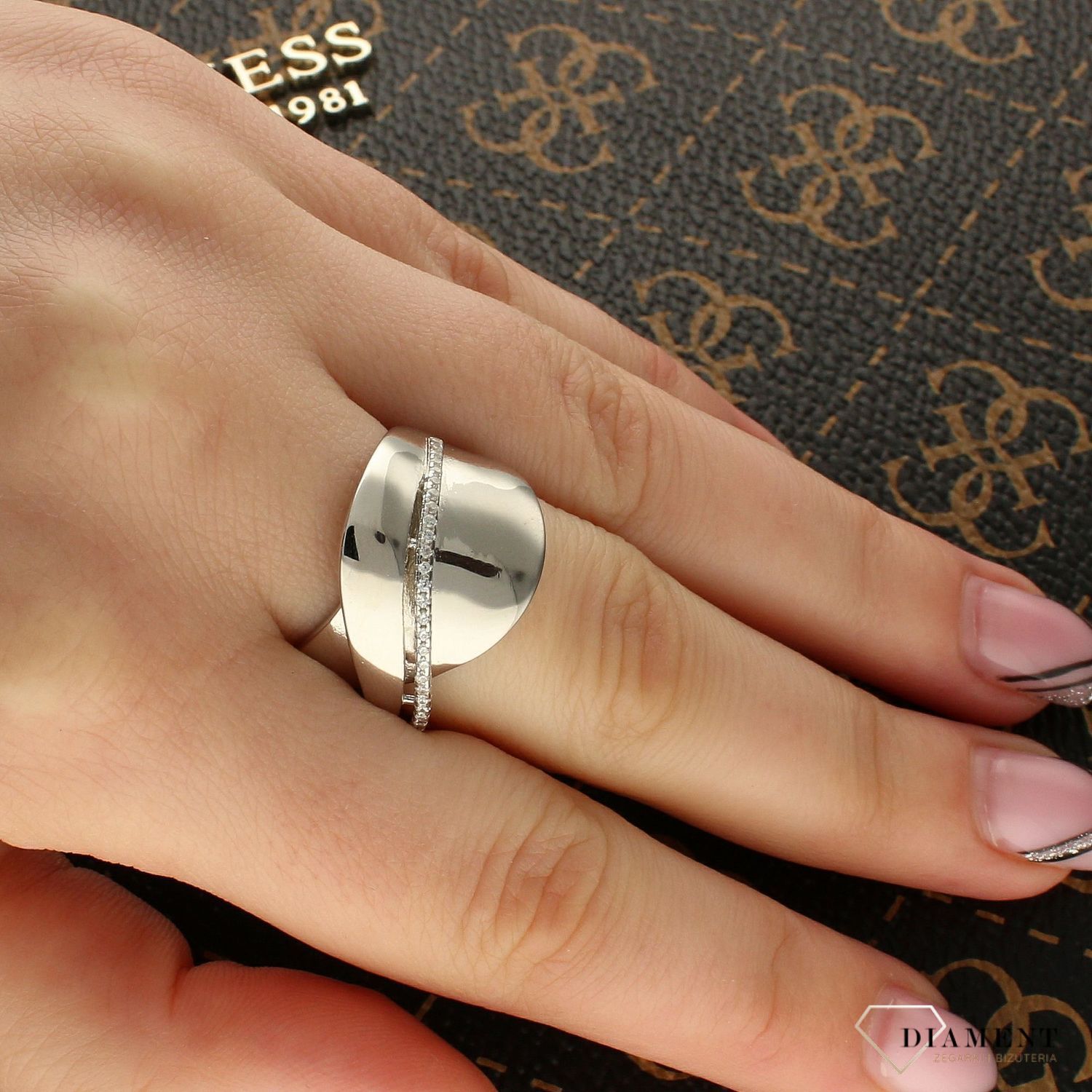 Srebrny szeroki pierścionek DIA-PRS-5460-925 (1).jpg