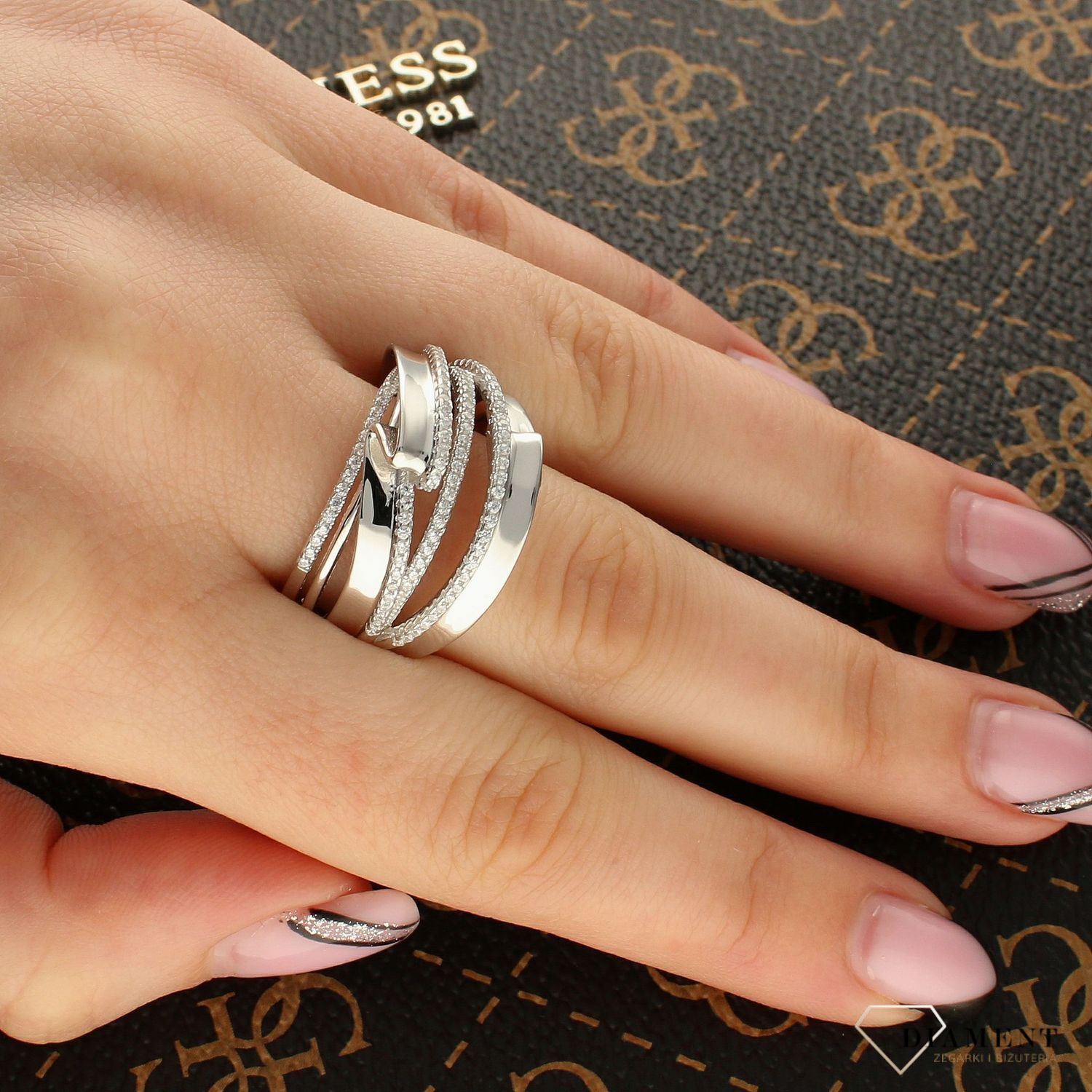 Srebrny szeroki pierścionek DIA-PRS-5461-925 (1).jpg