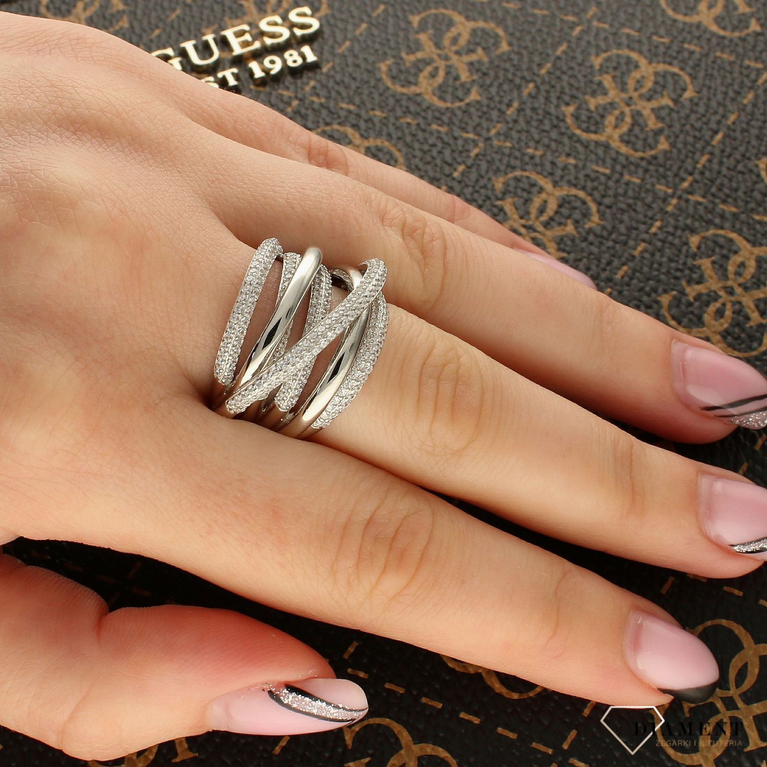 Srebrny szeroki pierścionek DIA-PRS-5462-925 (1).jpg