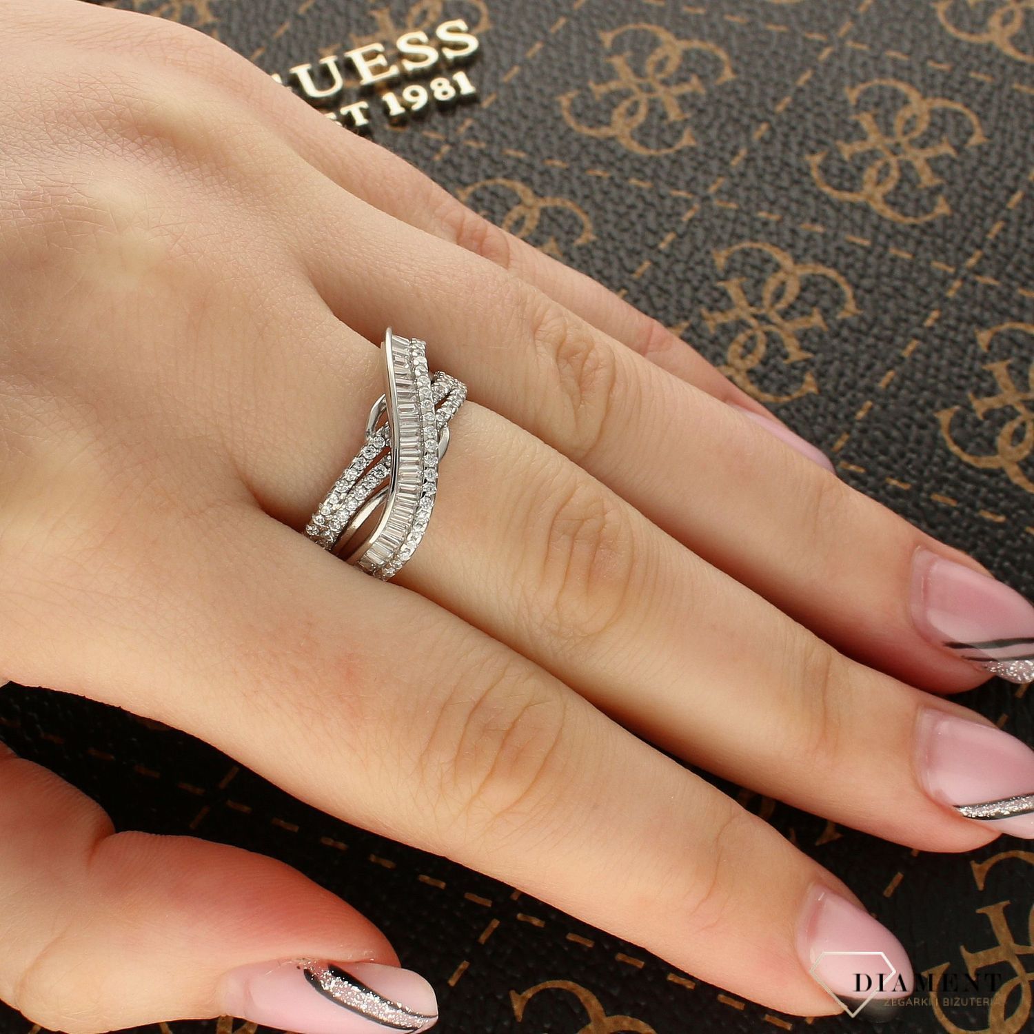 Srebrny pierścionek wysadzany cyrkoniami DIA-PRS-5463-925 (1).jpg