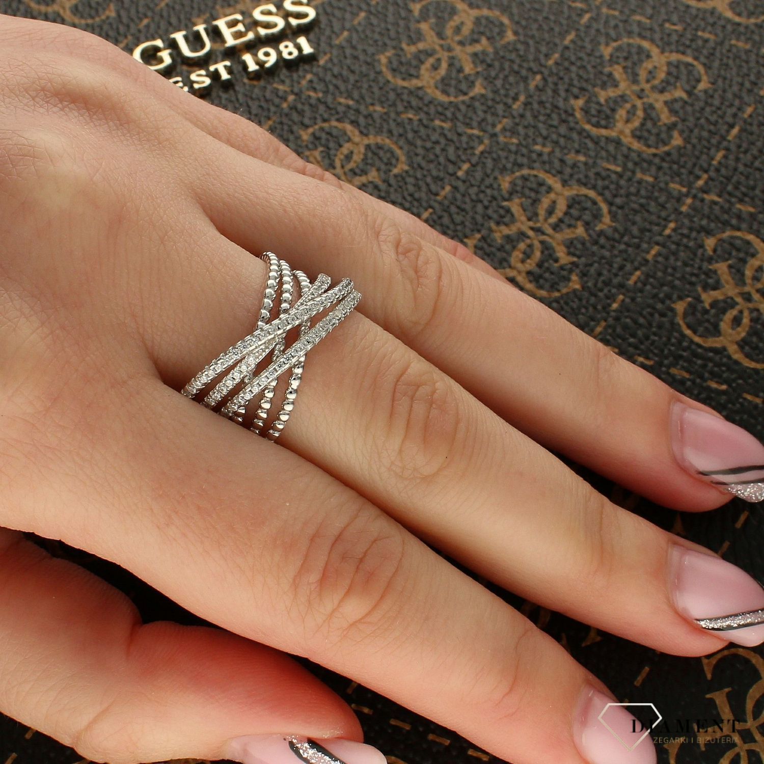 Srebrny szeroki pierścionek 'Powiew nowoczesności' DIA-PRS-5464-925 (1).jpg