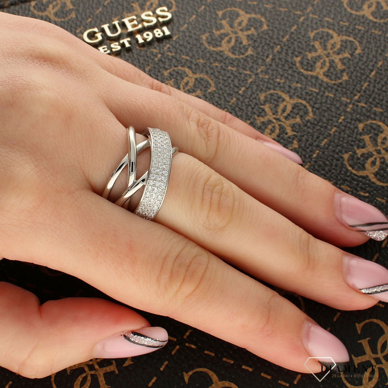 Srebrny pierścionek 'Plecionka z cyrkoniami' DIA-PRS-5465-925 (1).jpg