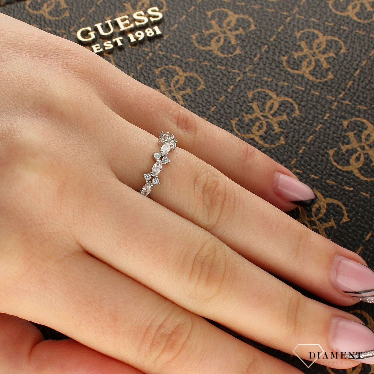 Srebrny pierścionek 'Lśniąca korona' DIA-PRS-5467-925 (1).jpg