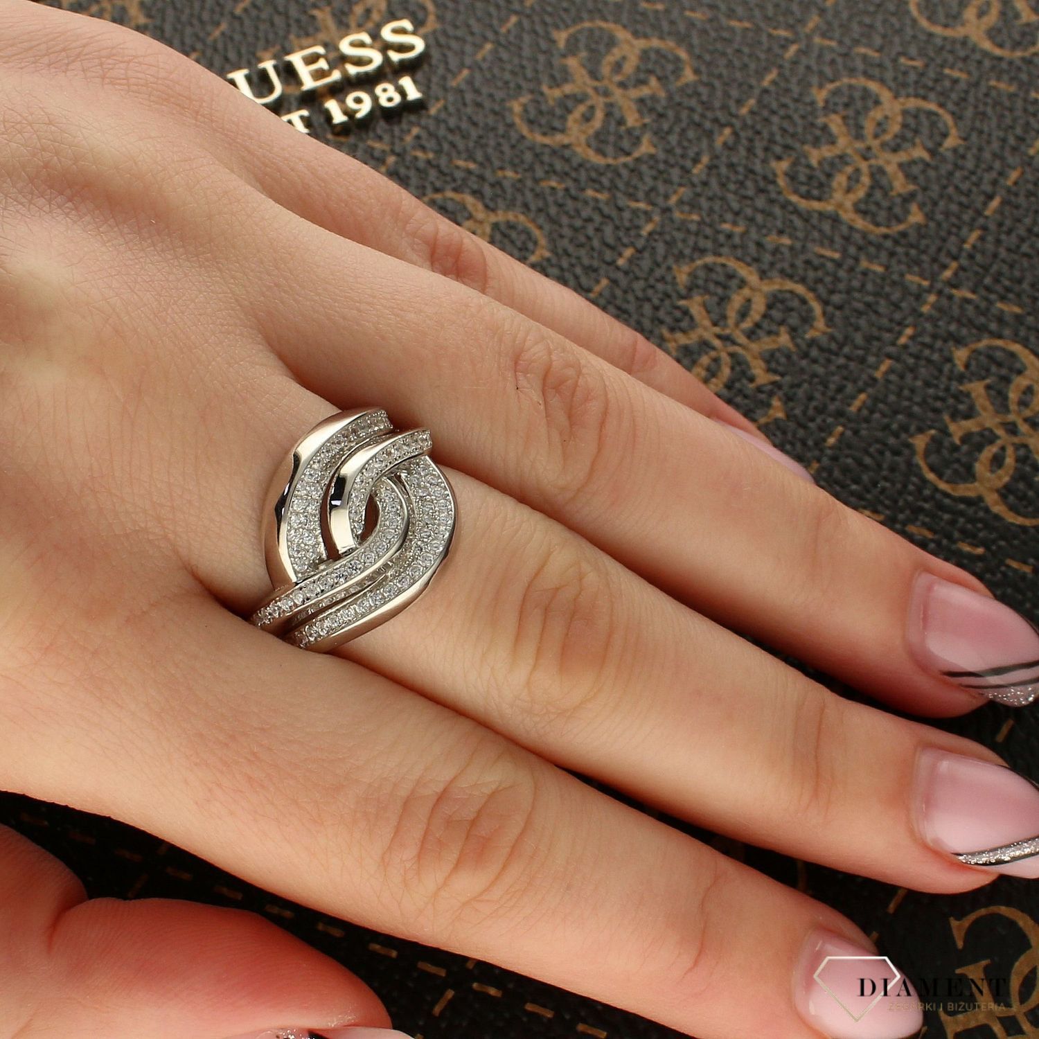 Srebrny pierścionek wysadzany cyrkoniami DIA-PRS-5468-925 (1).jpg