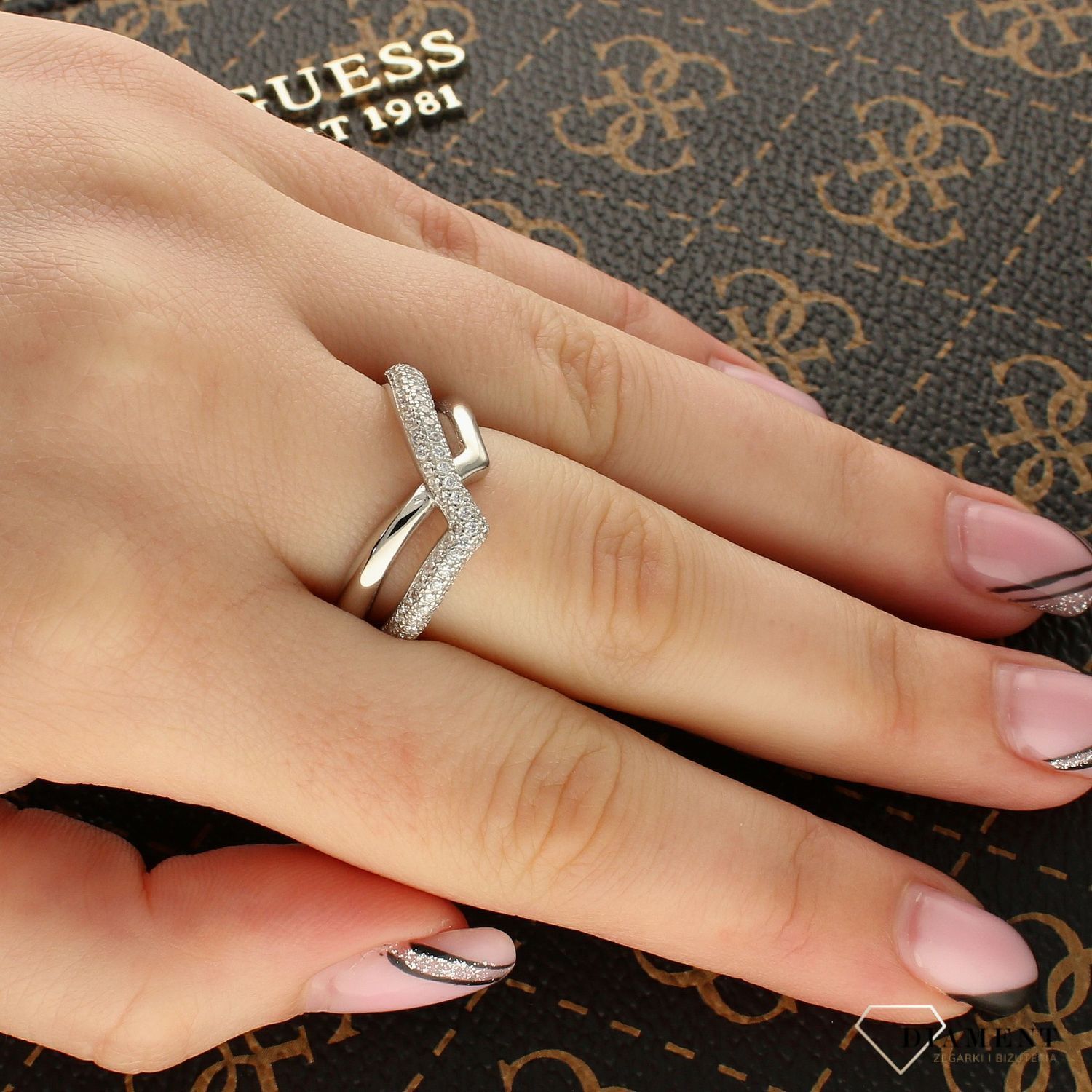 Srebrny pierścionek fala DIA-PRS-5469-925 (1).jpg