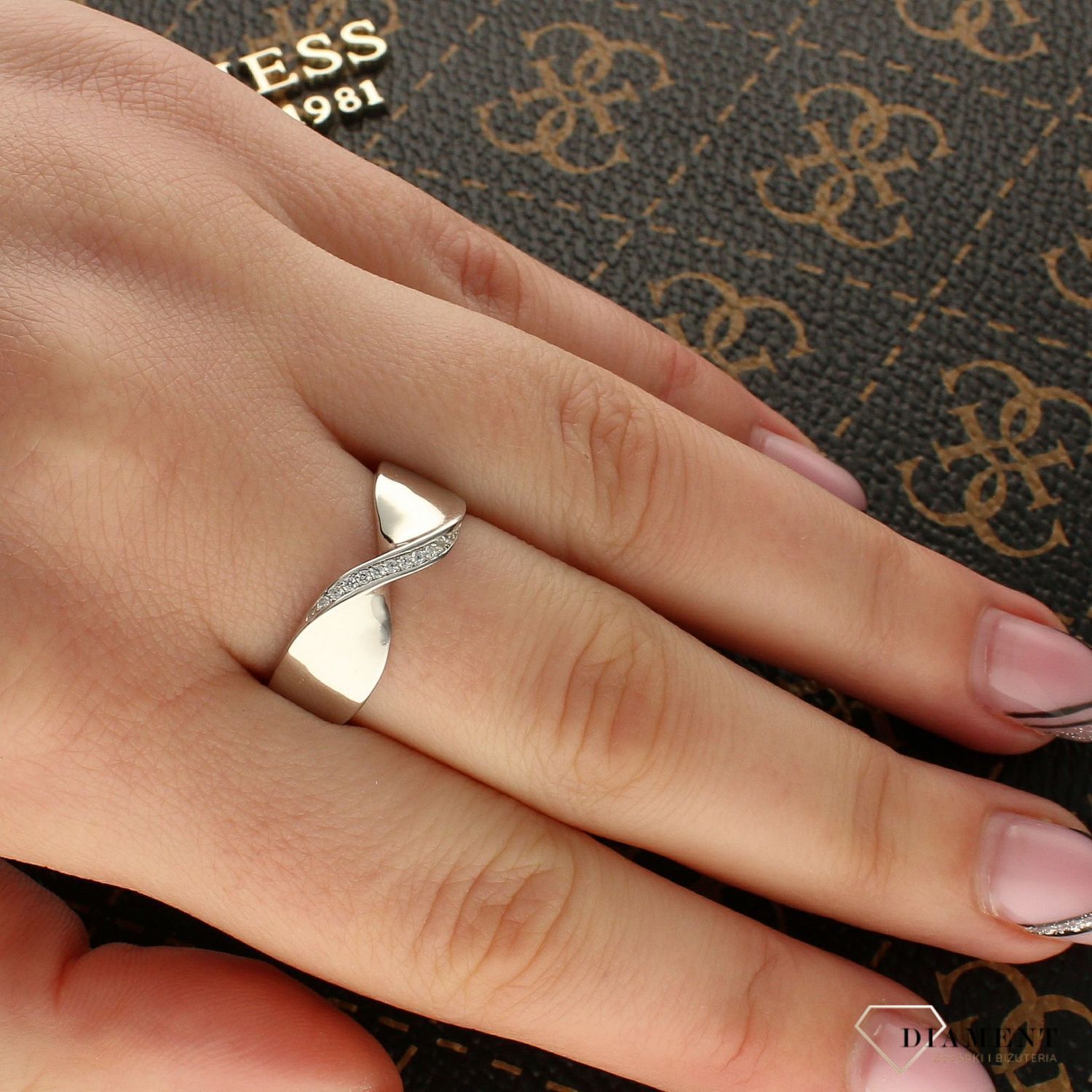 Srebrny pierścionek 'Fala z cyrkoniami' DIA-PRS-5471-925 (1).jpg