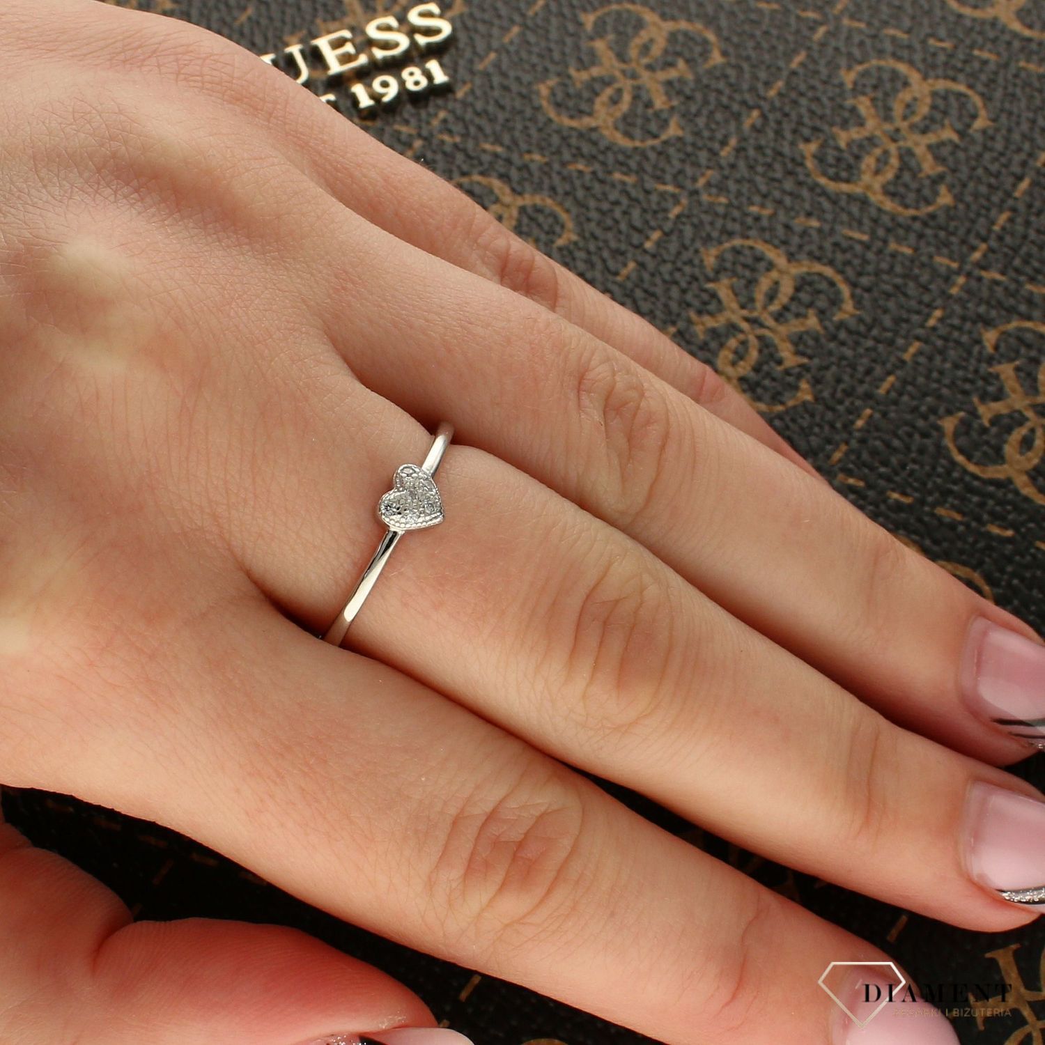 Pierścionek srebrny z delikatnym sercem z cyrkoniami DIA-PRS-5474-925 (1).jpg