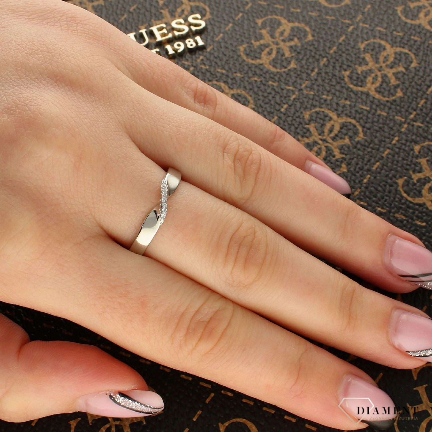 Srebrny pierścionek 'Delikatna fala'  DIA-PRS-5475-925 (1).jpg