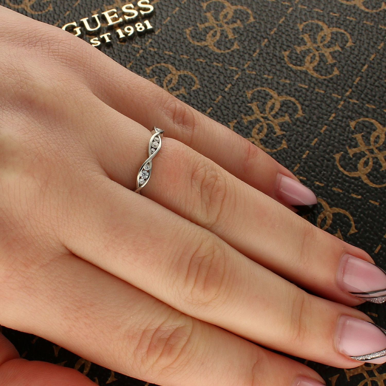 Pierścionek srebrny jak obrączka z cyrkoniami DIA-PRS-5477-925 (1).jpg