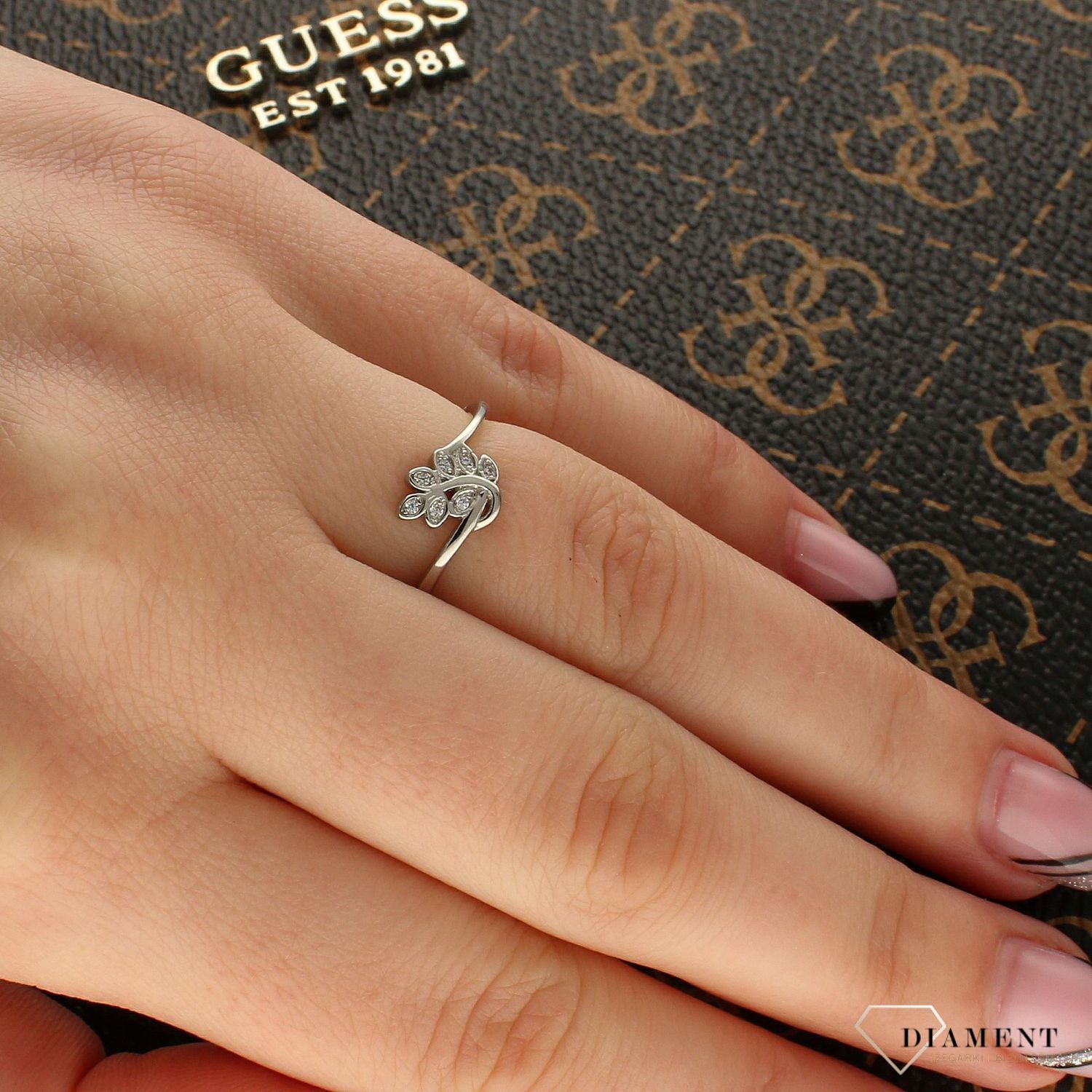 Pierścionek srebrny 'Gałązka z cyrkoniami' DIA-PRS-5478-925 (1).jpg