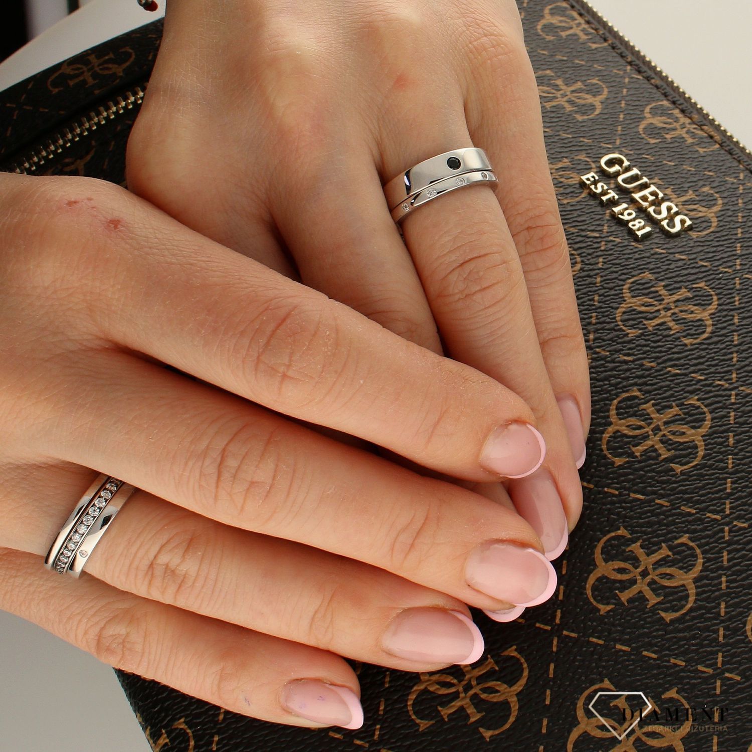 Srebrny Pierścionek 925  Wiele elementów   DIA-PRS-5561-925. Srebrny pierścionek obrączka. Srebrny pierścionek z cyrkoniami. Pierścionek obrączka z cyrkonii. Pierścionek na każda okazję. Pierścionek srebr.jpg