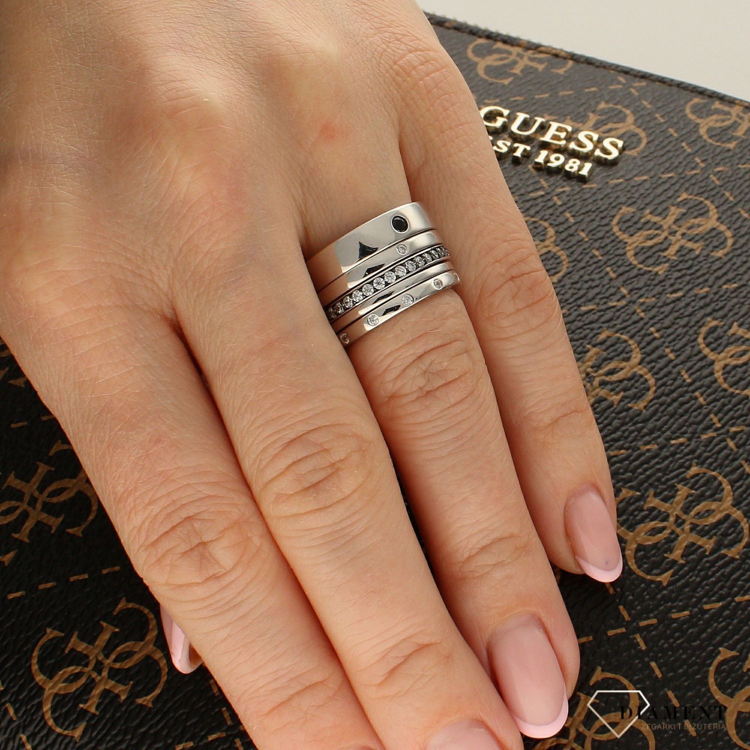 Srebrny Pierścionek 925  Wiele elementów   DIA-PRS-5561-925. Srebrny pierścionek obrączka. Srebrny pierścionek z cyrkoniami. Pierścionek obrączka z cyrkonii. Pierścionek na każda okazję. Pierścionek srebr.jpg