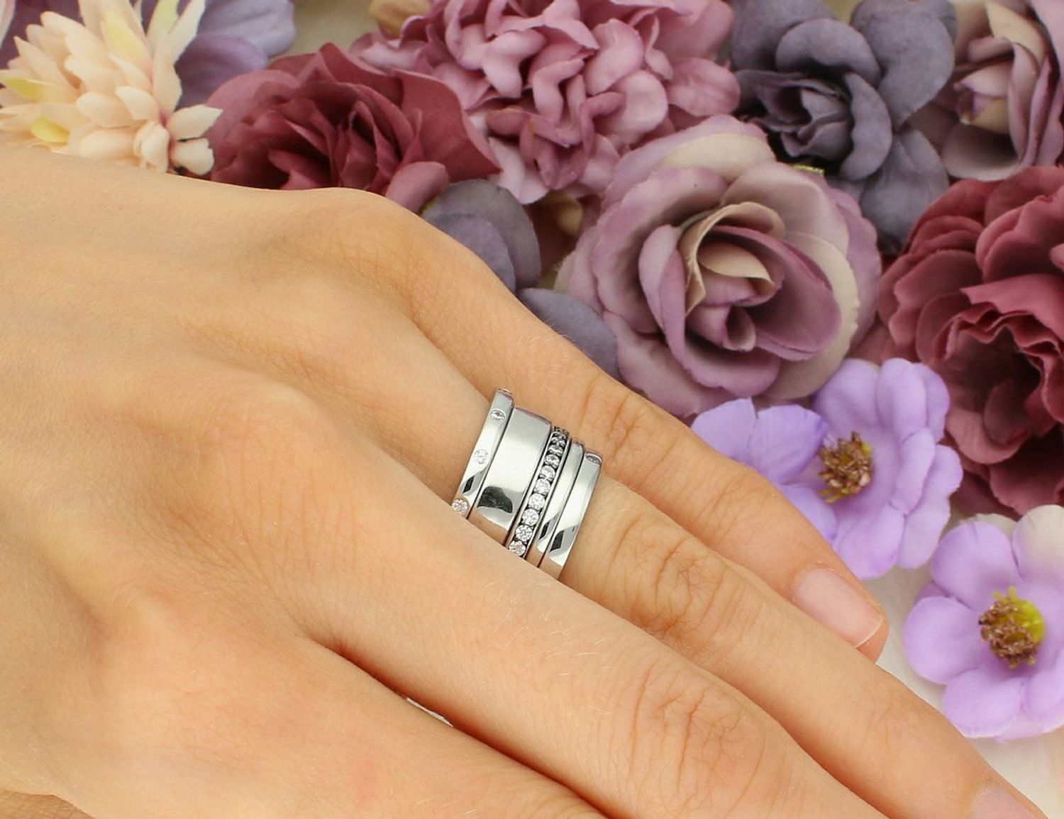 Pierścionek srebrny 925 z pięcioma obrączkami ozdobionymi cyrkoniami. Waga 11,90 g, rozmiar 11. Efektowna biżuteria dla kobiet ceniących styl i blask.1.jpg