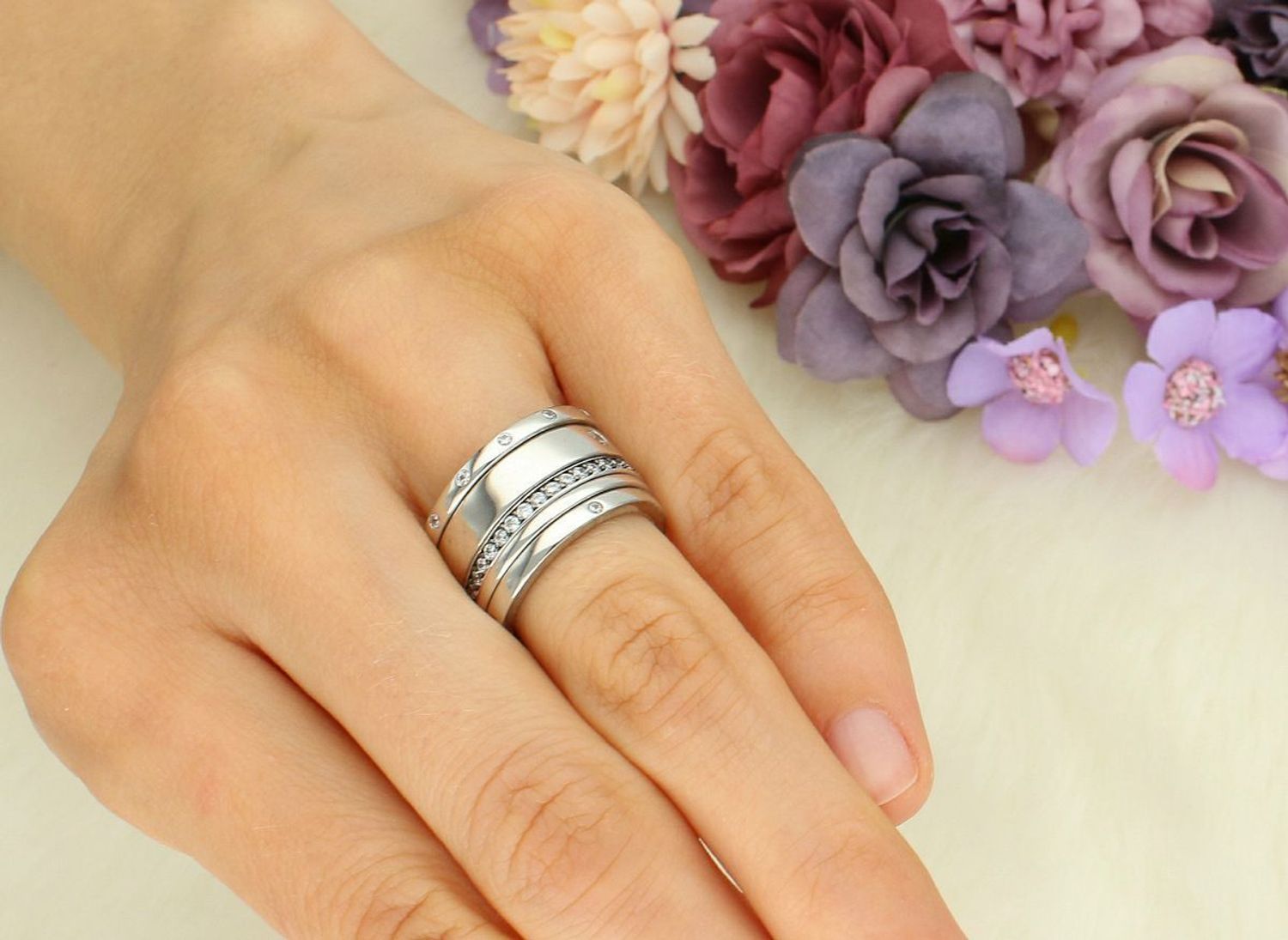 Pierścionek srebrny 925 z pięcioma obrączkami ozdobionymi cyrkoniami. Waga 11,90 g, rozmiar 11. Efektowna biżuteria dla kobiet ceniących styl i blask.1.jpg