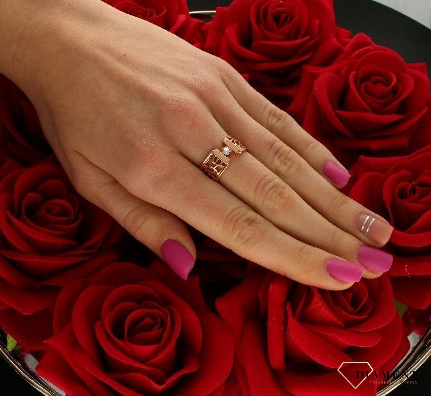 Stalowa obrączka ażurowa w kolorze różowego złota z cyrkonią DIA-PRS-5745-INNE. Pierścionek w kolorze różowego złota. Pierścionek stalowy z cyrkonią. Pierścionek obrączka. Pierścionek o ażurowym wzorze. Pierścionek idealny na.jpg