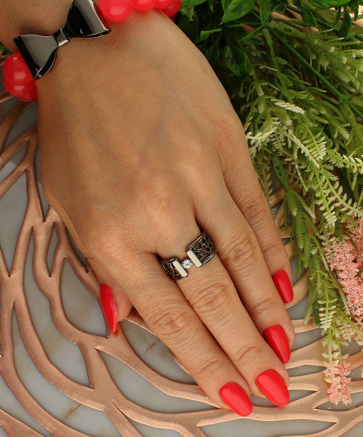 Stalowa obrączka ażurowa w kolorze grafitowym z cyrkonią DIA-PRS-5746-INNE. Pierścionek w kolorze grafitowym. Pierścionek stalowy z cyrkonią. Pierścionek obrączka. Pierścionek o ażurowym wzorze. Pierścionek idealny na prezent (1).jpg