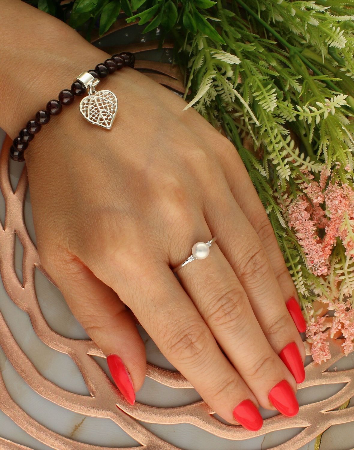 Stalowa obrączka z nazwami stolic świata w srebrnym kolorze DIA-PRS-5748-INNE.  Pierścionek w kolorze srebrnym. Pierścionek stalowy. Pierścionek obrączka. Pierścionek z nazwami stolic świata. Pierścionek idealny na prezent. .jpg