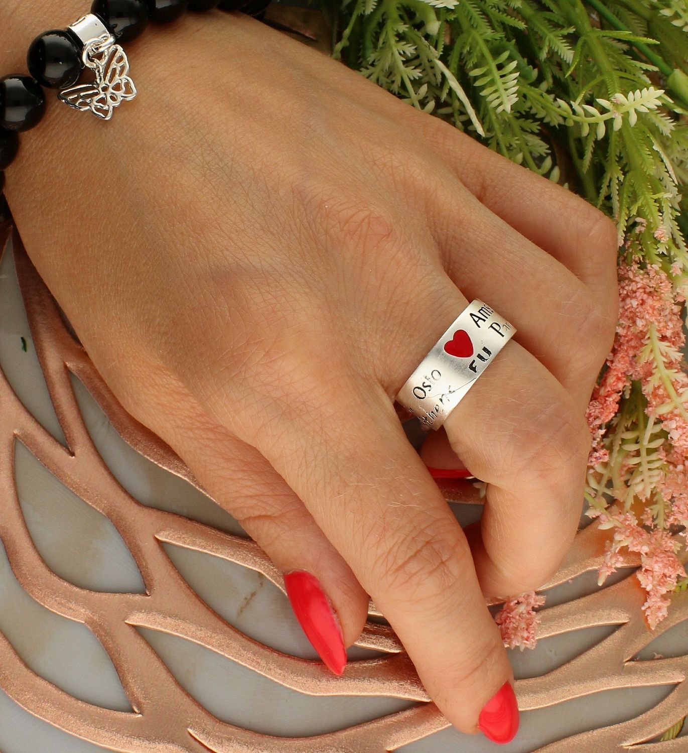 Stalowa obrączka z nazwami stolic świata w srebrnym kolorze DIA-PRS-5748-INNE.  Pierścionek w kolorze srebrnym. Pierścionek stalowy. Pierścionek obrączka. Pierścionek z nazwami stolic świata. Pierścionek idealny na prezent. .jpg