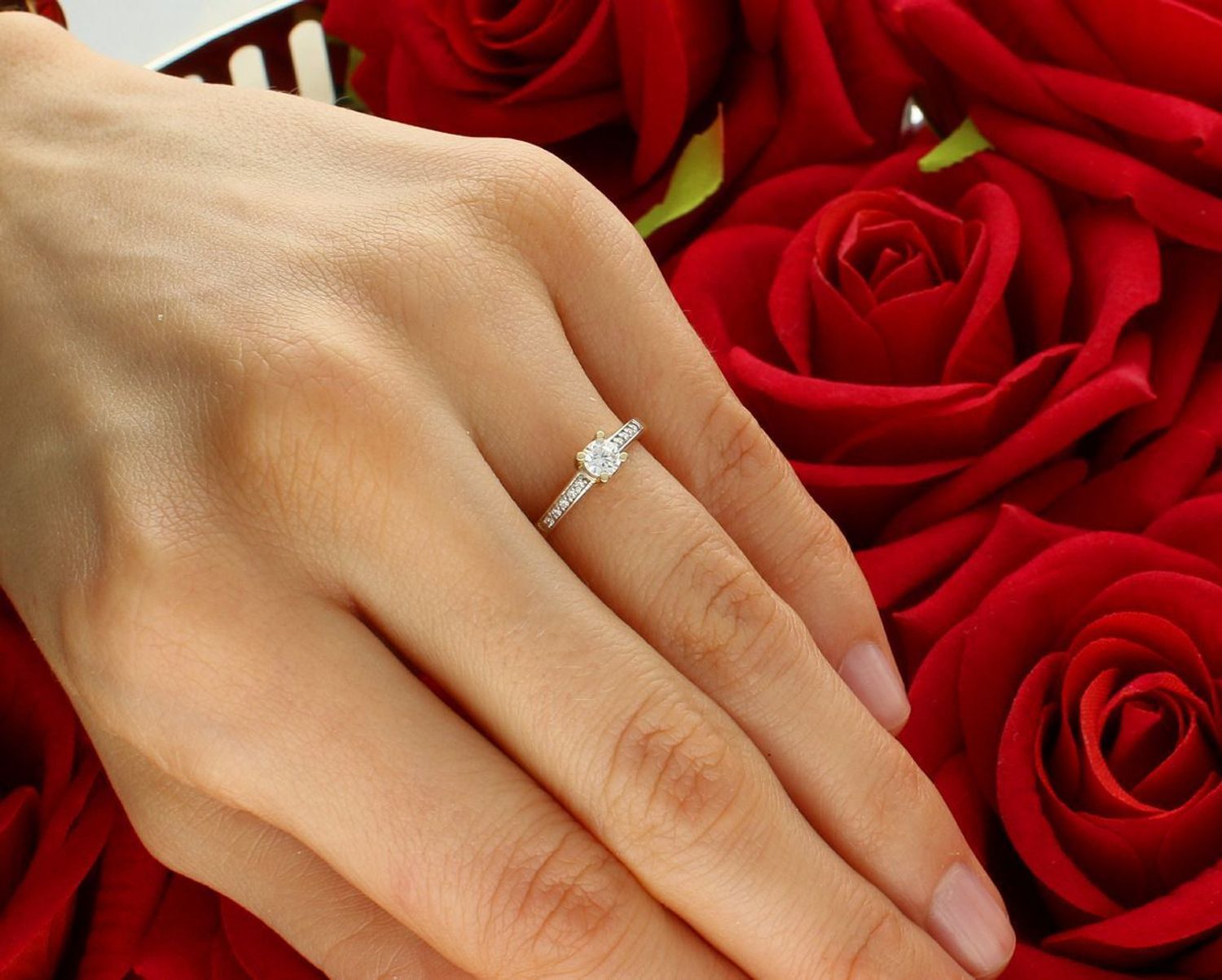 Pierścionek damski złoty z cyrkoniami próba 585, rozmiar 8 DIA-PRS-5790-585 Pozwól sobie na odrobinę luksusu z wyjątkowym pierścionkiem damskim wykonanym ze złota najwyższej próby 585.1.jpg