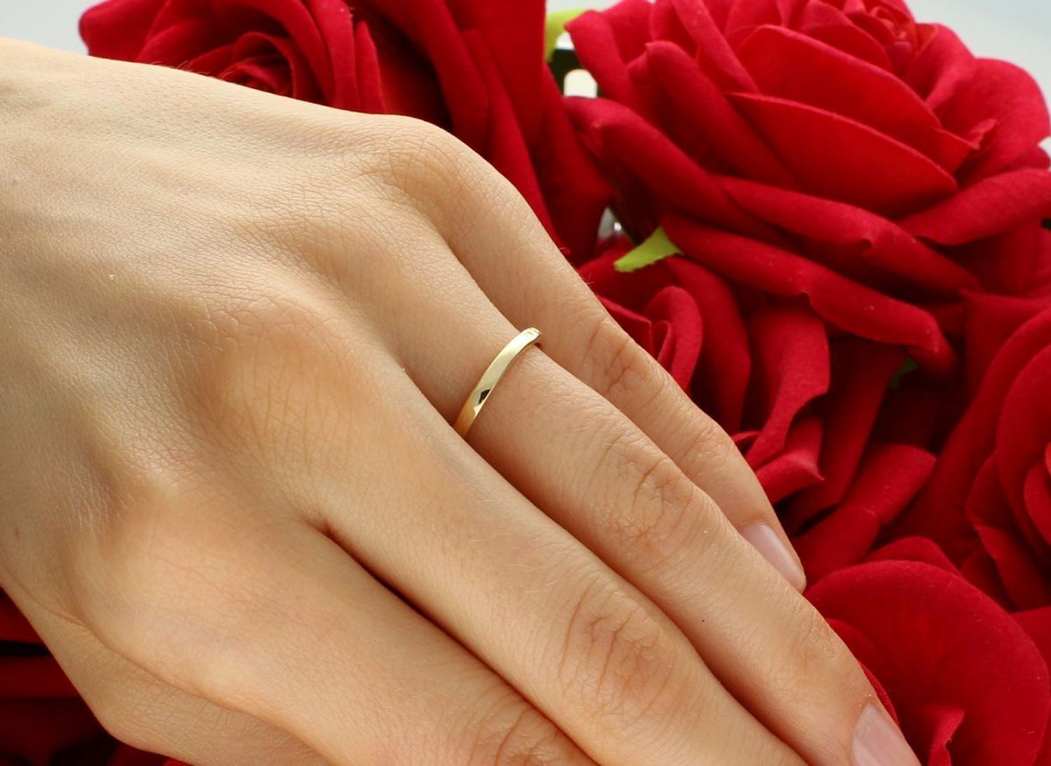 Pierścionek damski złoty z cyrkoniami próba 585, rozmiar 8 DIA-PRS-5790-585 Pozwól sobie na odrobinę luksusu z wyjątkowym pierścionkiem damskim wykonanym ze złota najwyższej próby 585.1.jpg