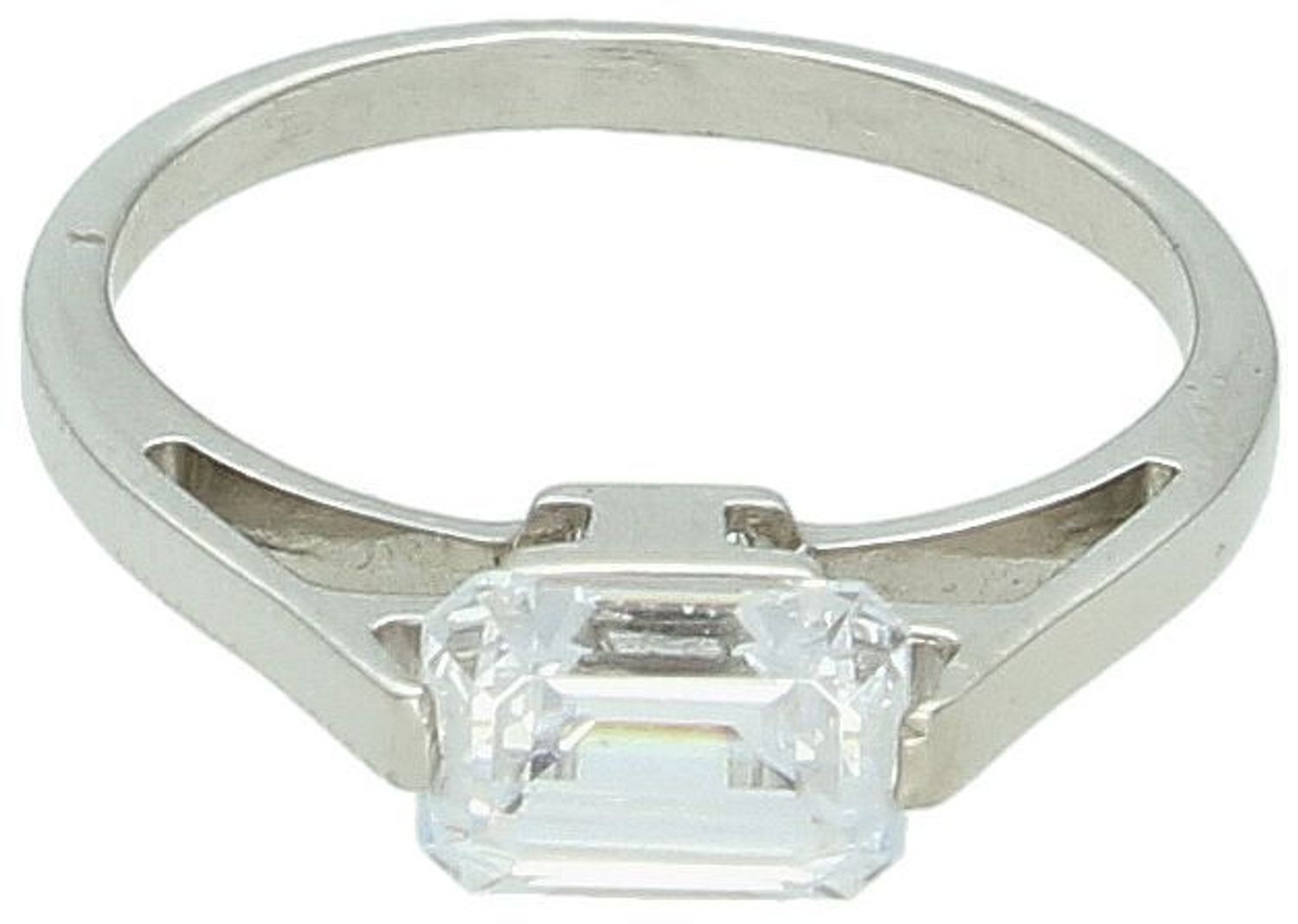 Pierścionek damski białe złoto próba 585, z prostokątną cyrkonią rozmiar 8 DIA-PRS-5792-585 Ten pierścionek z białego złota próby 585 to subtelna, ale efektowna propozycja dla kobiet 1.jpg