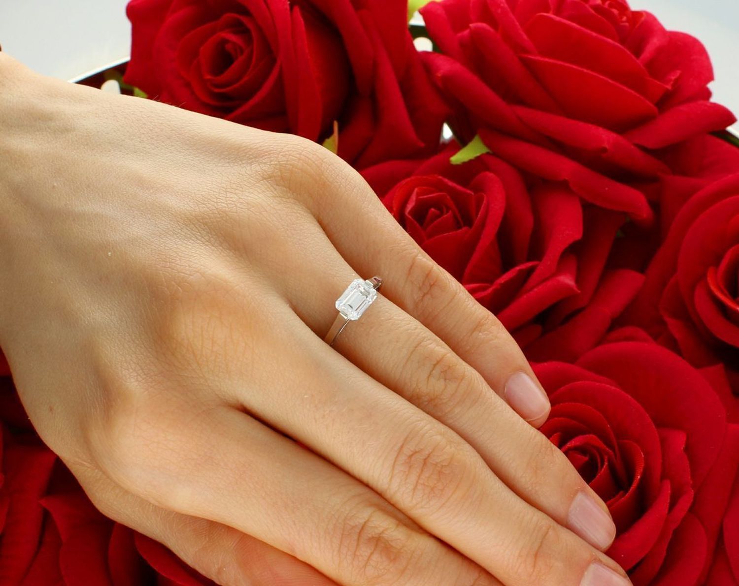 Pierścionek damski białe złoto próba 585, z prostokątną cyrkonią rozmiar 8 DIA-PRS-5792-585 Ten pierścionek z białego złota próby 585 to subtelna, ale efektowna propozycja dla kobiet 1.jpg