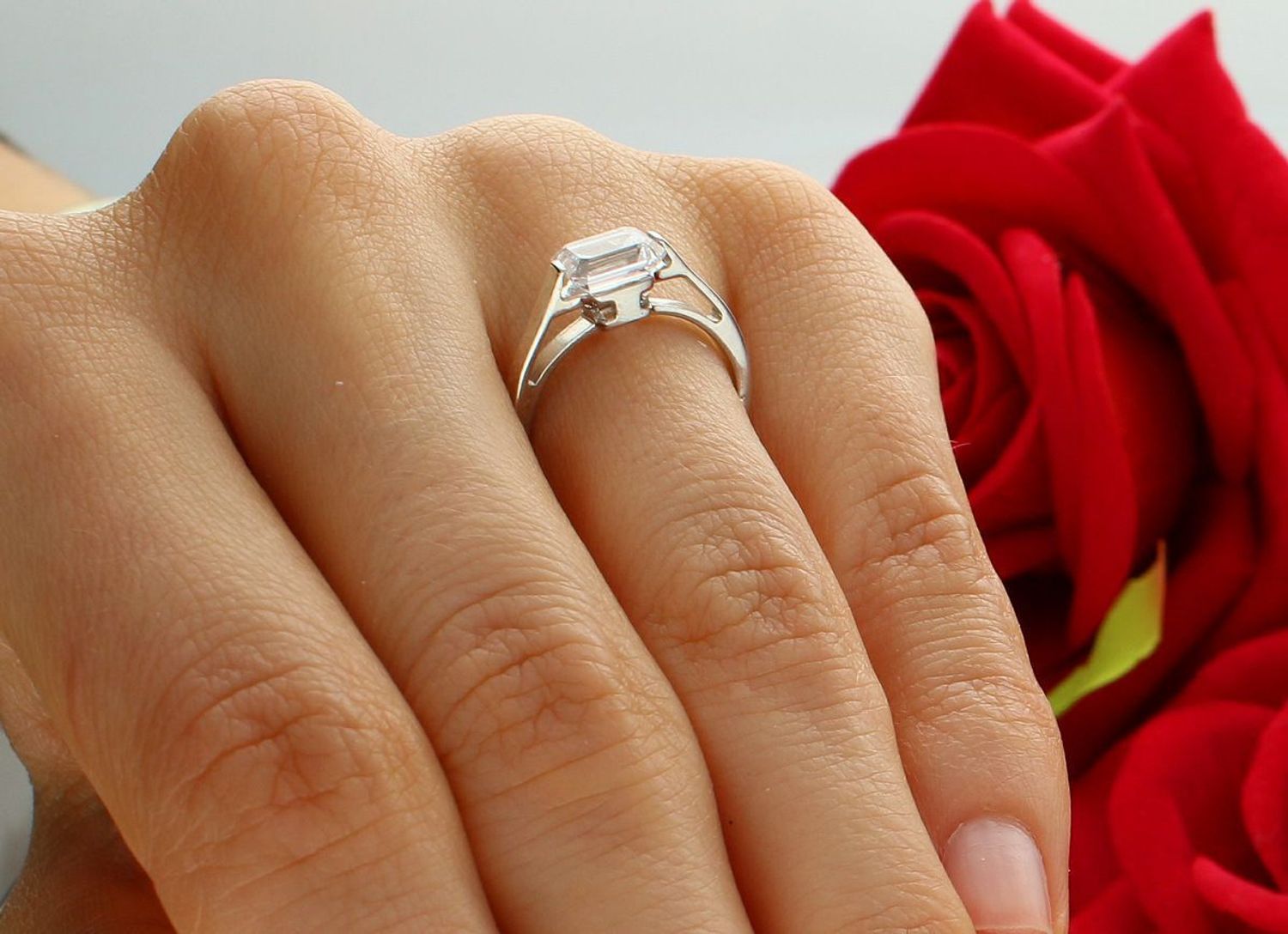 Pierścionek damski białe złoto próba 585, z prostokątną cyrkonią rozmiar 8 DIA-PRS-5792-585 Ten pierścionek z białego złota próby 585 to subtelna, ale efektowna propozycja dla kobiet 1.jpg