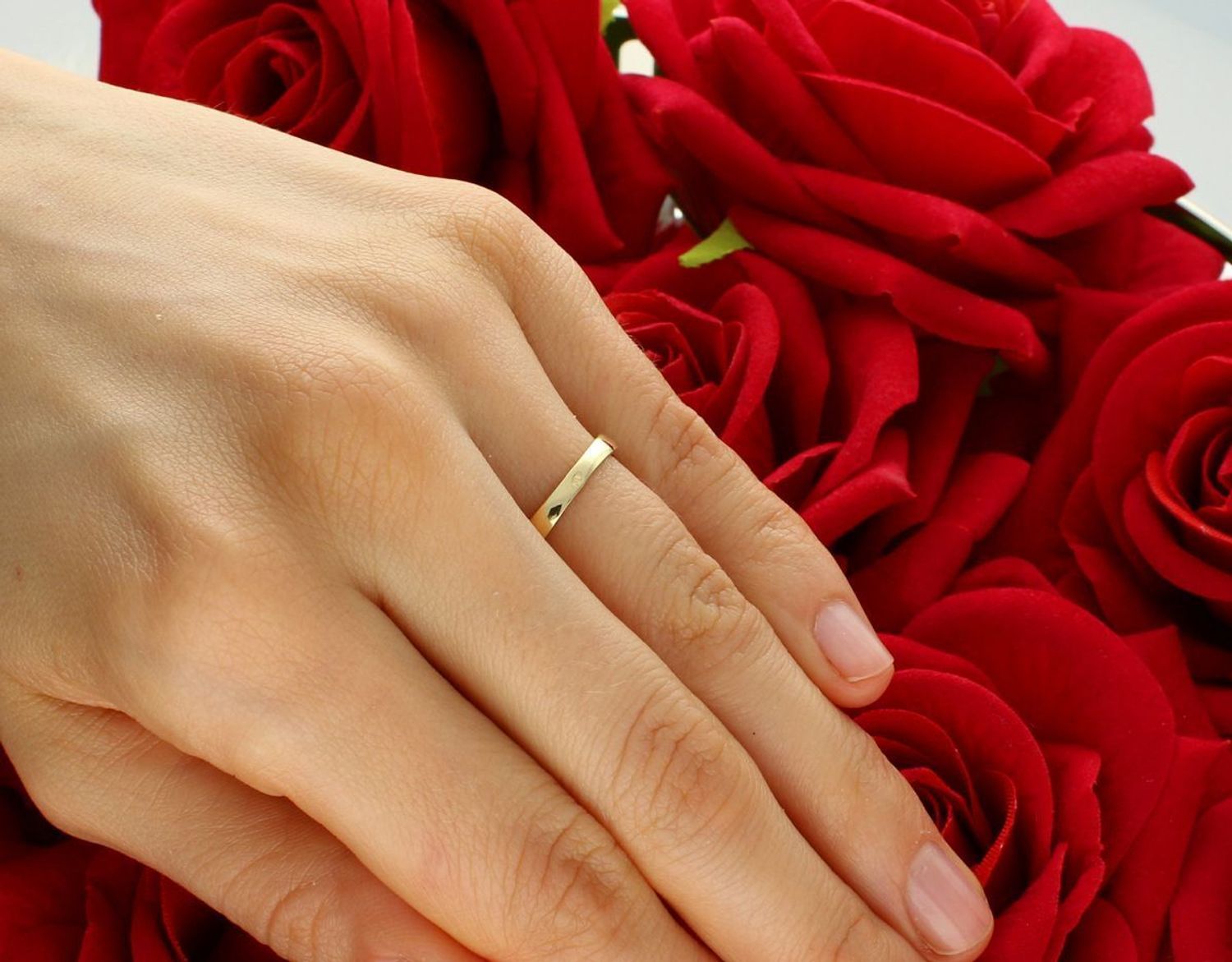 Pierścionek złoty z cyrkoniami próba 585, rozmiar 9  DIA-PRS-5793-585 Ten złoty pierścionek damski wykonany ze szlachetnego kruszcu próby 585 to doskonałe połączenie klasyki z nowoczesnym 1.jpg