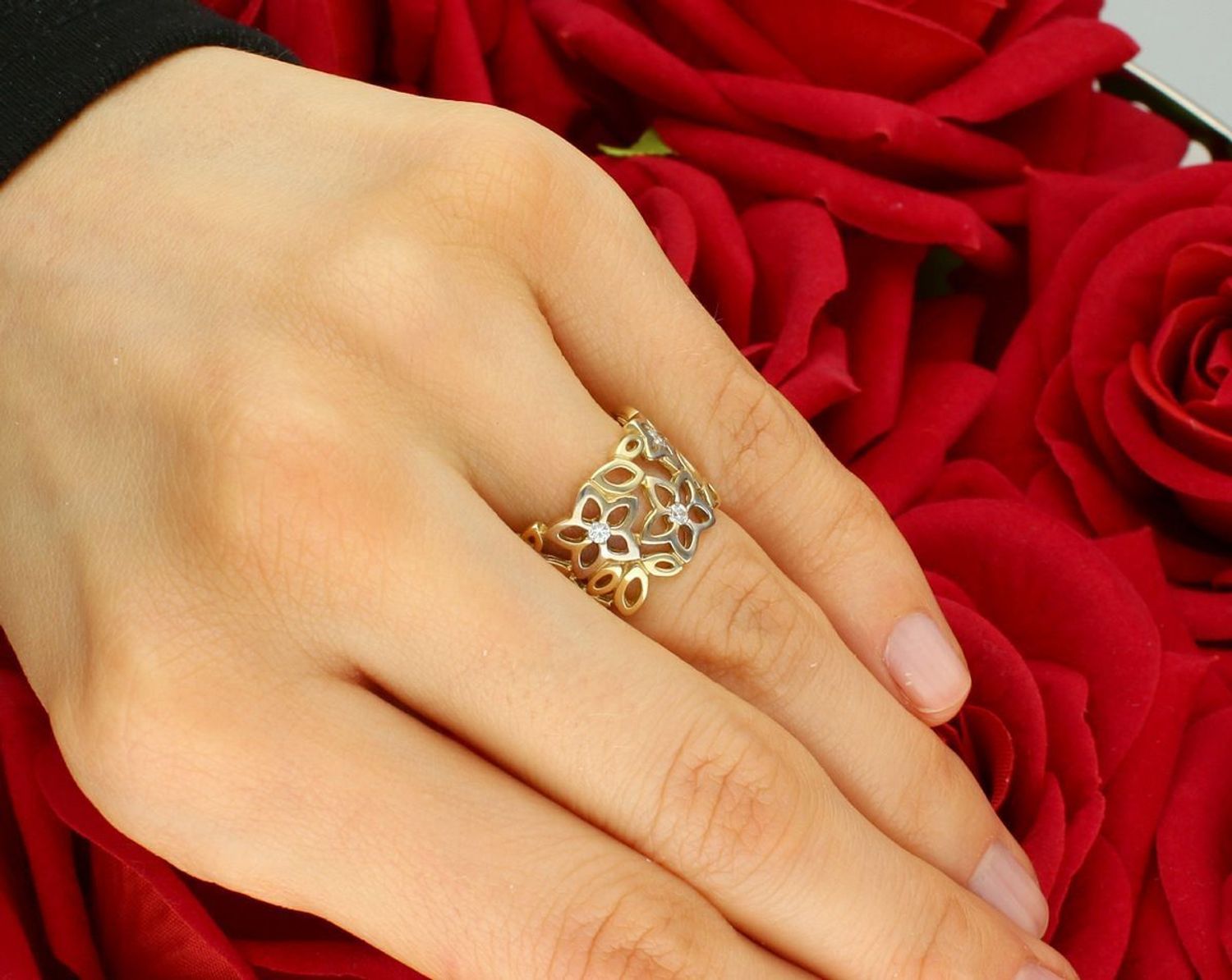 Pierścionek obrączka ażurowa kwiatki z cyrkonią i białym złotem próba 585 rozmiar 9, DIA-PRS-5796-585 Ten złoty pierścionek obrączka to 1.jpg