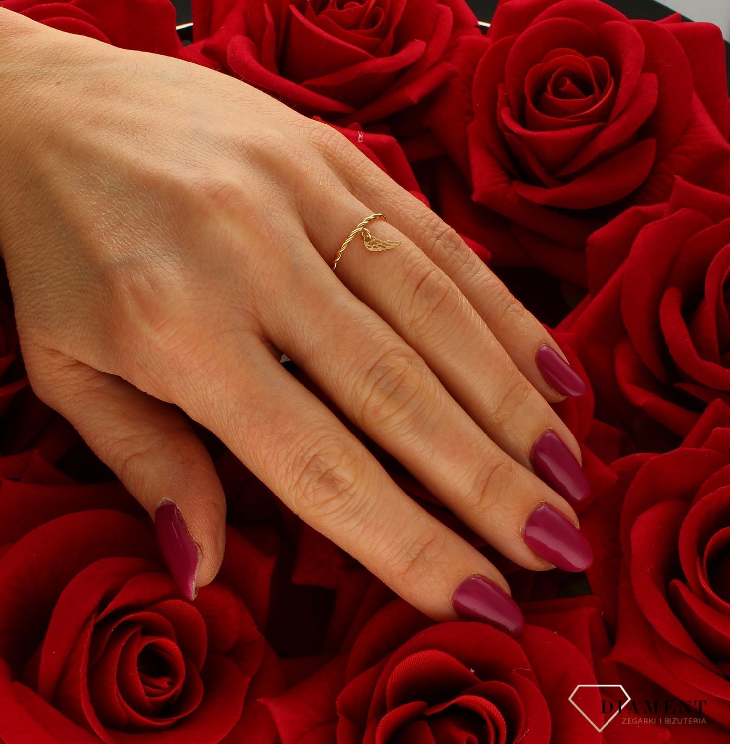 Złoty pierścionek 585 z zawieszką Skrzydło DIA-PRS-5797-585. Nowoczesny wzór podkreśli piękno wyjątkowych momentów zaręczyn, roc.jpg