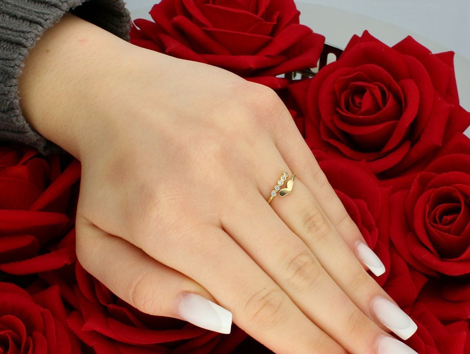 Pierścionek damski złoty próba 585 serce gładkie i cyrkonie rozmiar 10 DIA-PRS-5800-585 Elegancki pierścionek damski wykonany z złota próby 585, ozdobiony subtelnym sercem 1.jpg