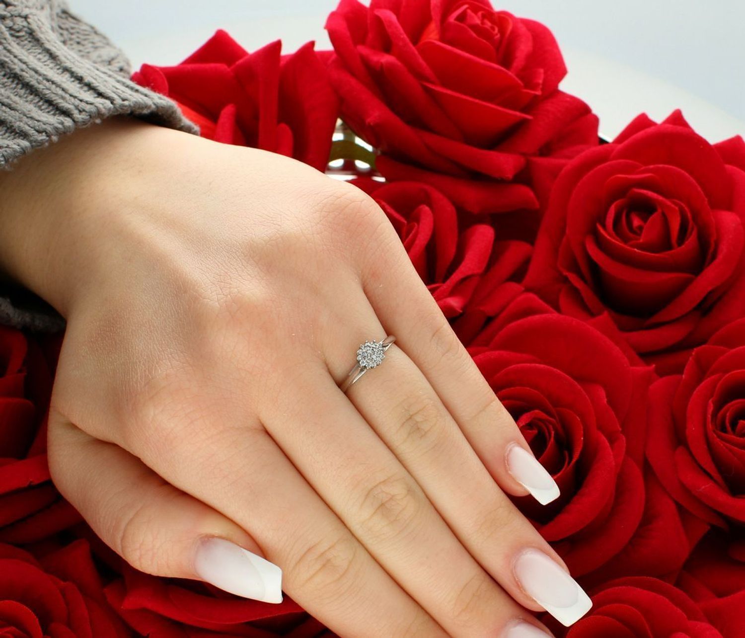 Pierścionek damski białe złoto próba 585, rozmiar 10 koszyczek w cyrkonie DIA-PRS-5802-585 Delikatny i pełen klasy pierścionek damski wykonany z białego złota próby 585 1.jpg