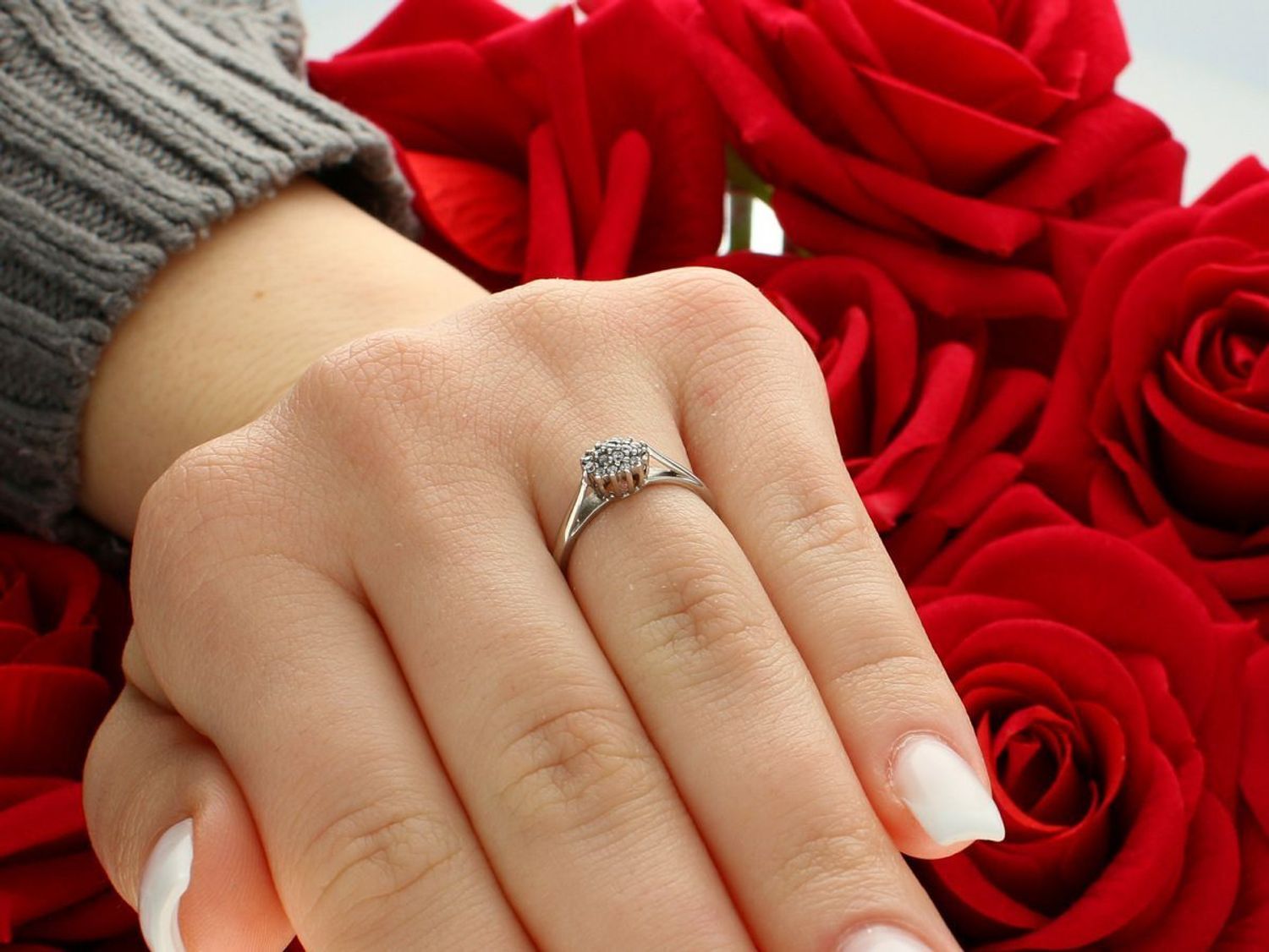 Pierścionek damski białe złoto próba 585, rozmiar 10 koszyczek w cyrkonie DIA-PRS-5802-585 Delikatny i pełen klasy pierścionek damski wykonany z białego złota próby 585 1.jpg