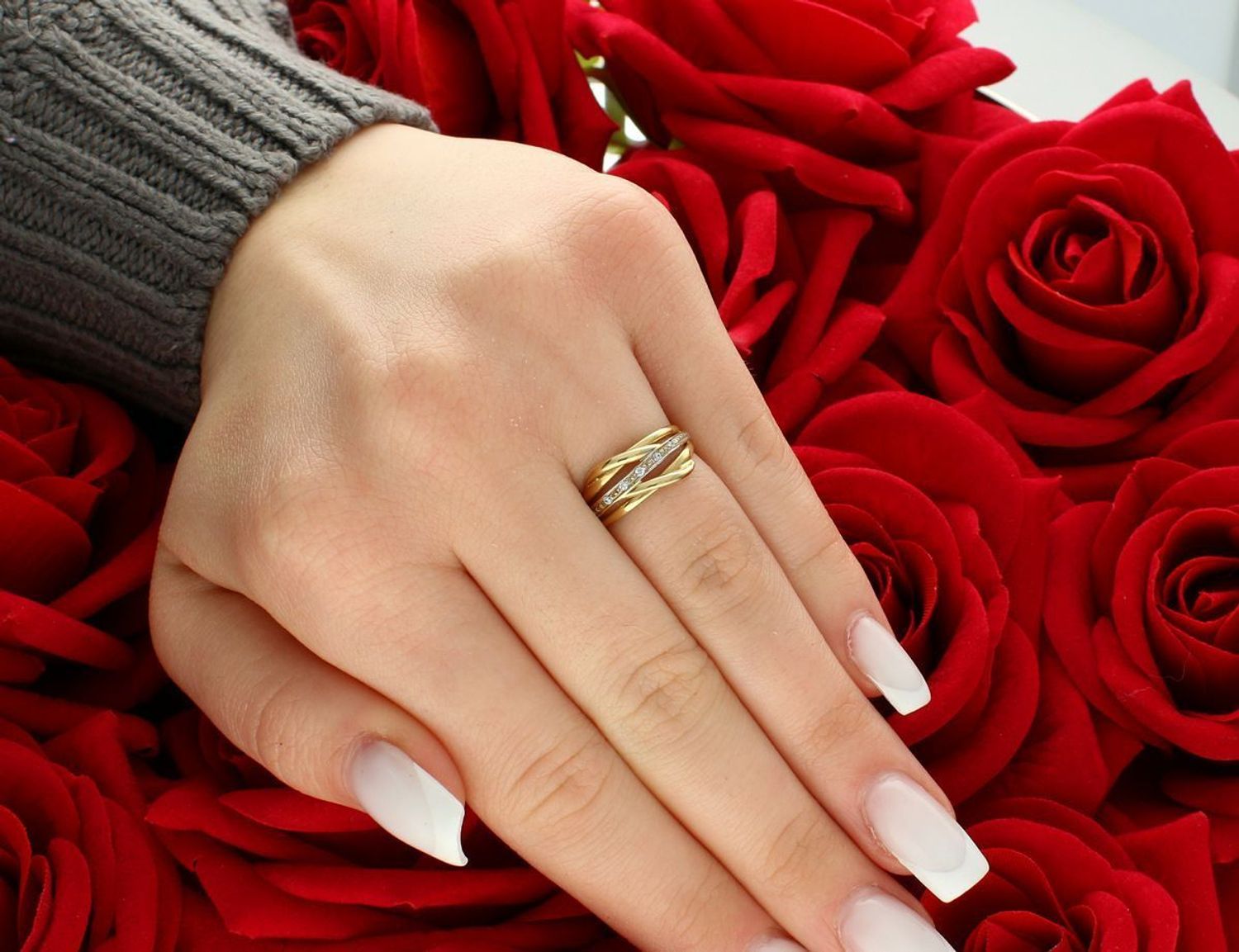 Pierścionek złoty pleciony z pasem cyrkonii próba 585 rozmiar 10, DIA-PRS-5803-585 Ten złoty pierścionek damski zachwyca wyjątkowym wzornictwem i precyzją wykonania.1.jpg