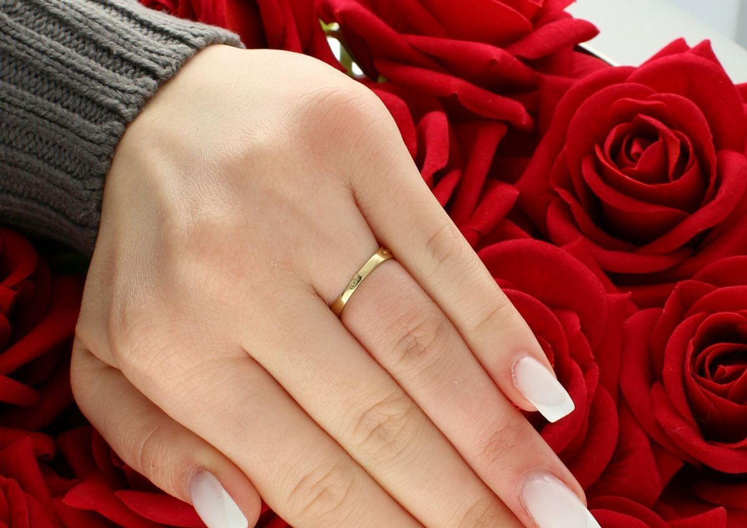 Pierścionek złoty pleciony z pasem cyrkonii próba 585 rozmiar 10, DIA-PRS-5803-585 Ten złoty pierścionek damski zachwyca wyjątkowym wzornictwem i precyzją wykonania.1.jpg