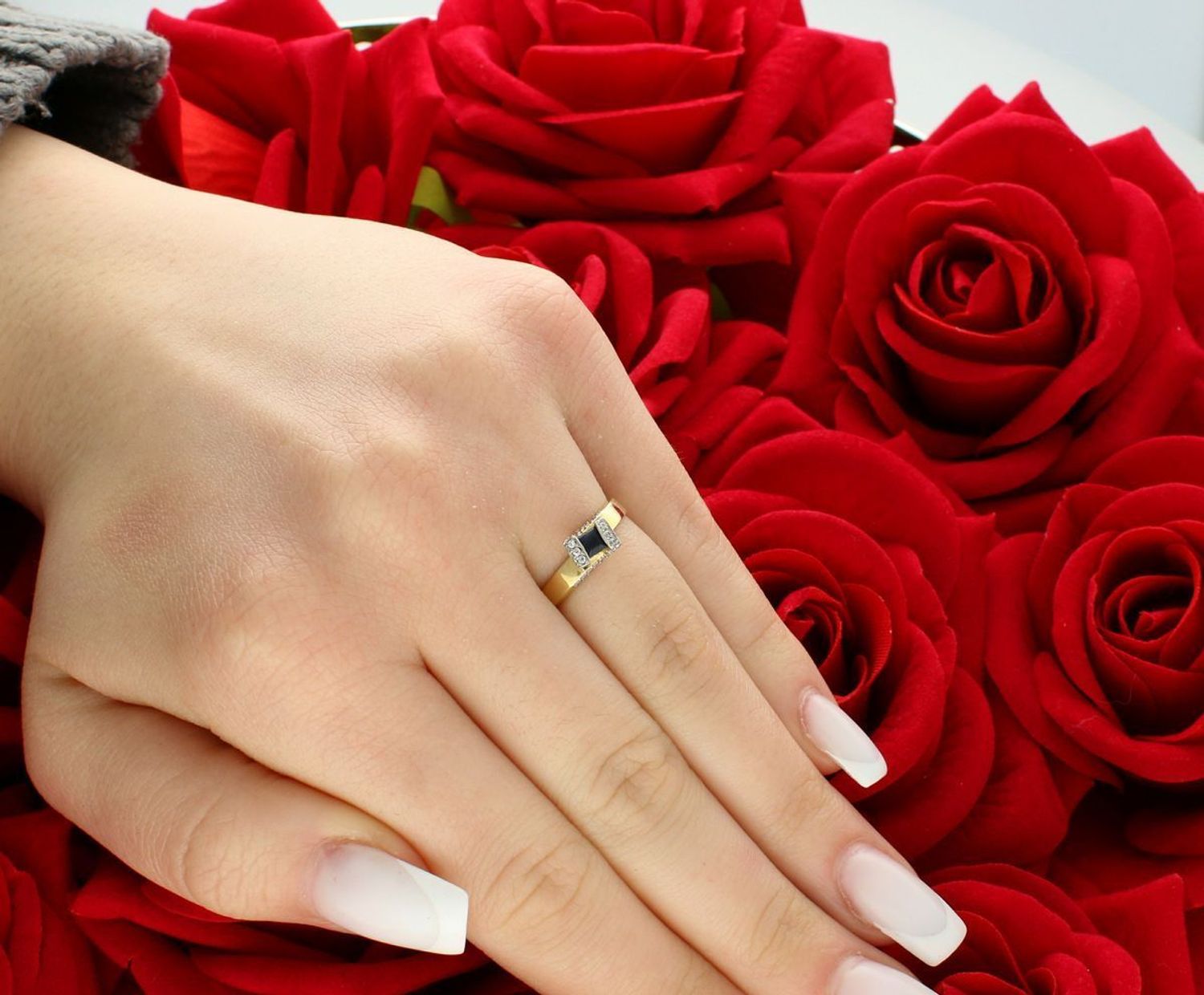 Pierścionek złoty z czarną i białymi cyrkoniami próba 585, rozmiar 10 DIA-PRS-5804-585 Stylowy i wyrazisty pierścionek ze złota próby 585, który zachwyca połączeniem klasyki z nowoczesnym 1.jpg