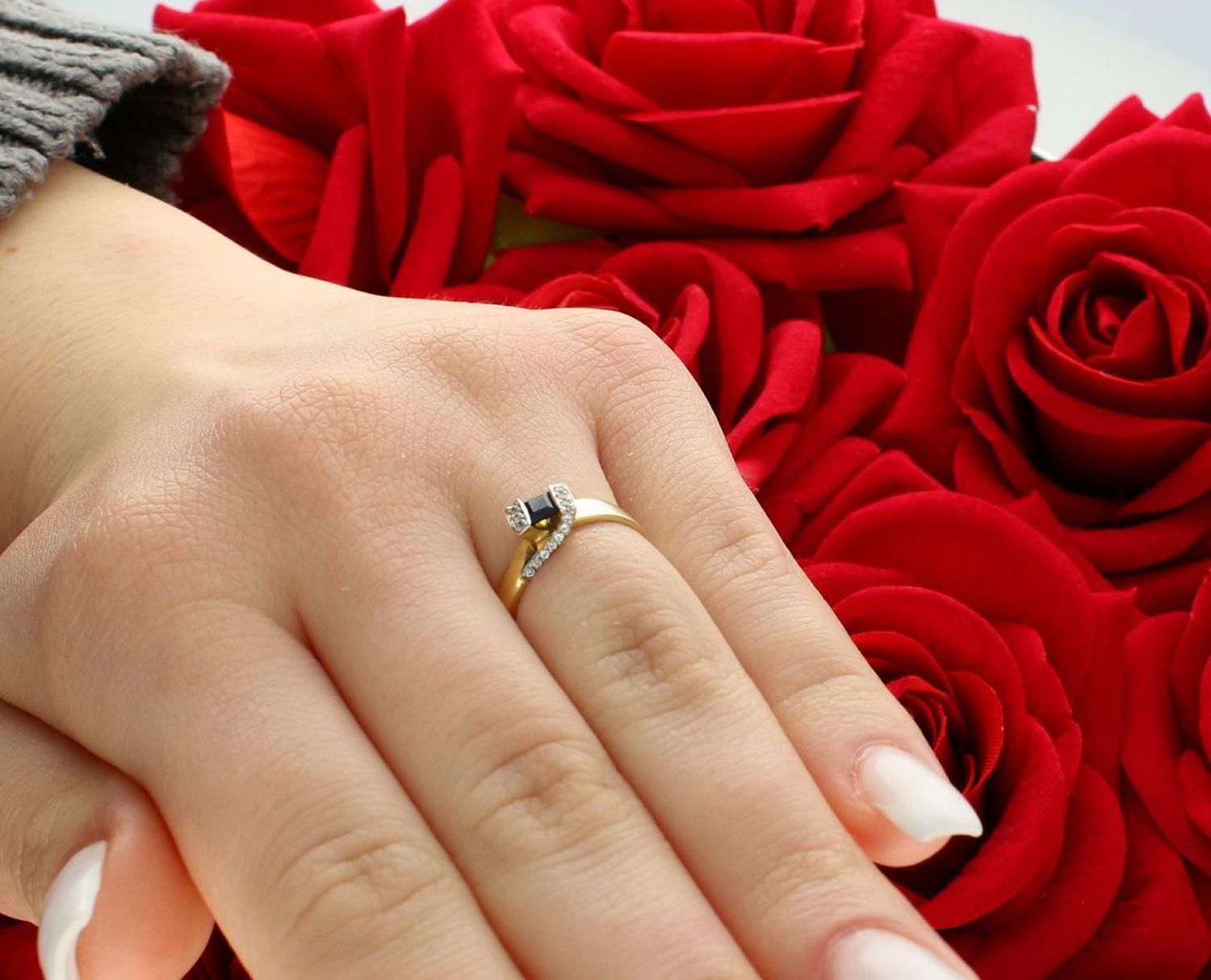 Pierścionek złoty z czarną i białymi cyrkoniami próba 585, rozmiar 10 DIA-PRS-5804-585 Stylowy i wyrazisty pierścionek ze złota próby 585, który zachwyca połączeniem klasyki z nowoczesnym 1.jpg