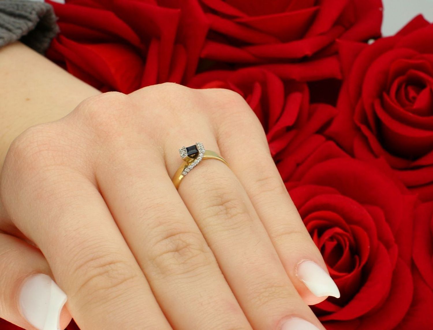 Pierścionek złoty z czarną i białymi cyrkoniami próba 585, rozmiar 10 DIA-PRS-5804-585 Stylowy i wyrazisty pierścionek ze złota próby 585, który zachwyca połączeniem klasyki z nowoczesnym 1.jpg