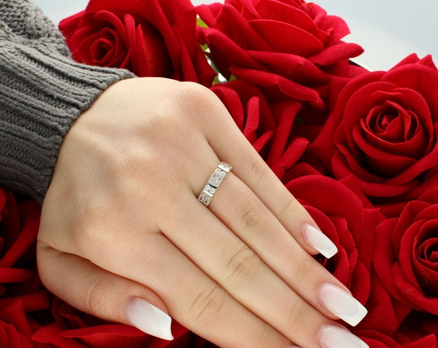 Pierścionek złoty zdobiony cyrkoniami próba 585 rozmiar 10, DIA-PRS-5806-585 Złoty pierścionek wykonany z wysokiej jakości kruszcu próby 585 to kwintesencja elegancji i ponadczasowego stylu.1.jpg