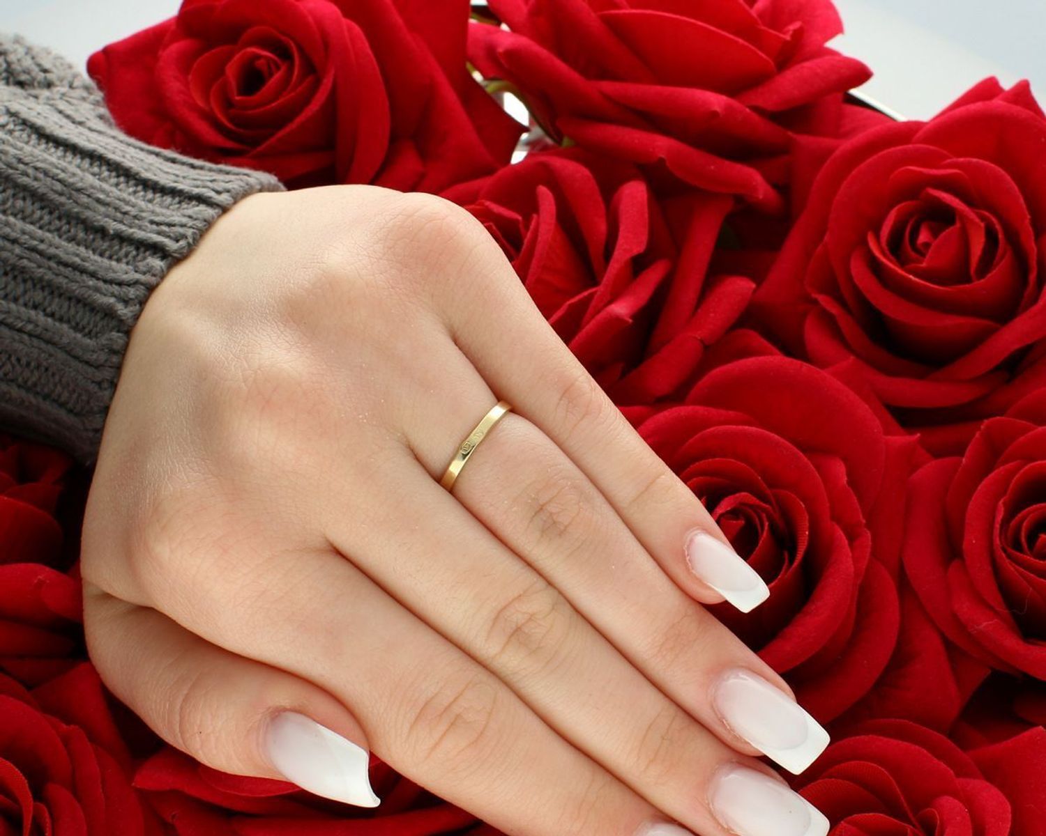 Pierścionek złoty zdobiony cyrkoniami próba 585 rozmiar 10, DIA-PRS-5806-585 Złoty pierścionek wykonany z wysokiej jakości kruszcu próby 585 to kwintesencja elegancji i ponadczasowego stylu.1.jpg