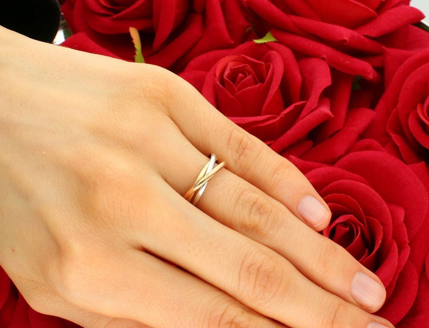 Złoty pierścionek damski 585 Splecione obrączki w trzech kolorach złota  Pierścionek wykonany z 14 karatowego złota. Złote obrączki w żółtym, różowym i białym złocie. Modny, stylowy  2.jpg