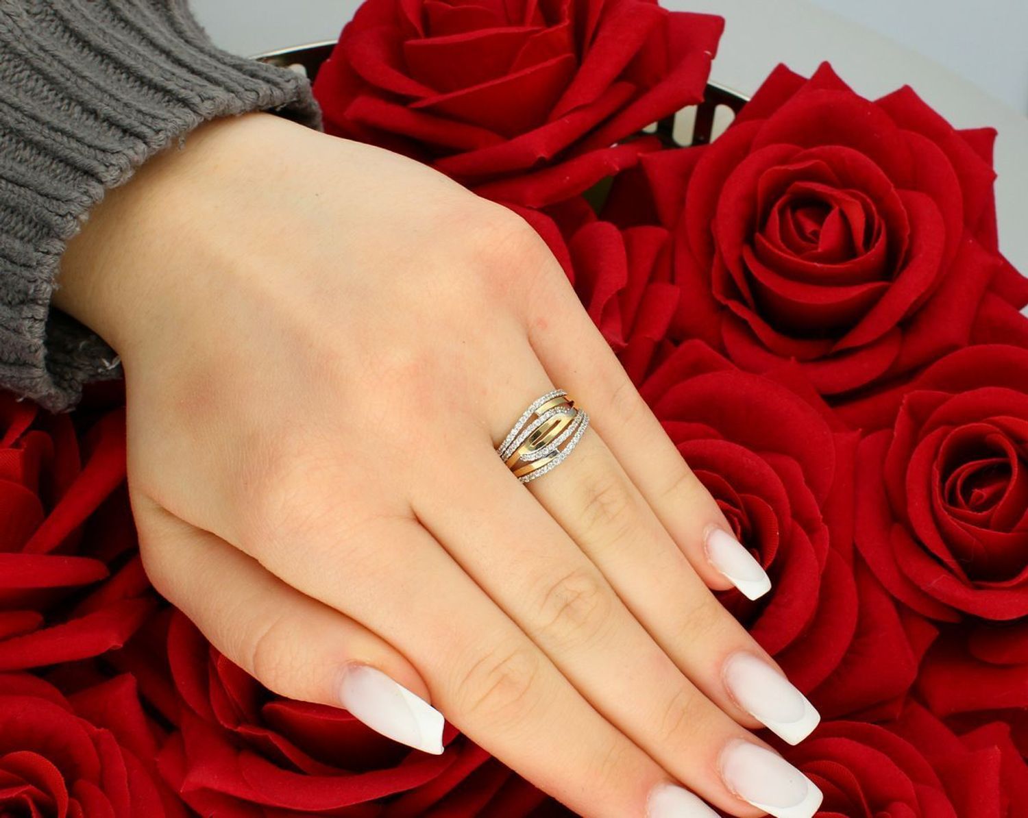 Pierścionek damski złoty szeroki z cyrkoniami próba 585, rozmiar 10 DIA-PRS-5808-585 Postaw na wyrazisty styl z eleganckim pierścionkiem damskim z żółtego złota próby 585 1.jpg