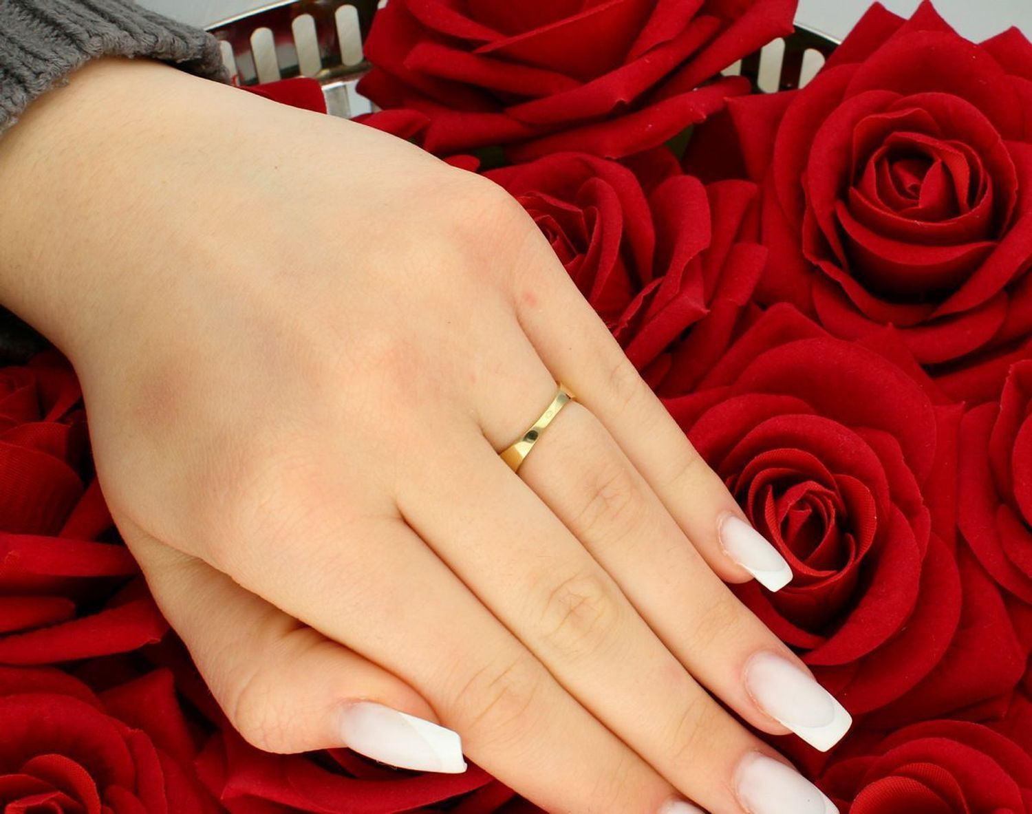 Pierścionek damski złoty szeroki z cyrkoniami próba 585, rozmiar 10 DIA-PRS-5808-585 Postaw na wyrazisty styl z eleganckim pierścionkiem damskim z żółtego złota próby 585 1.jpg