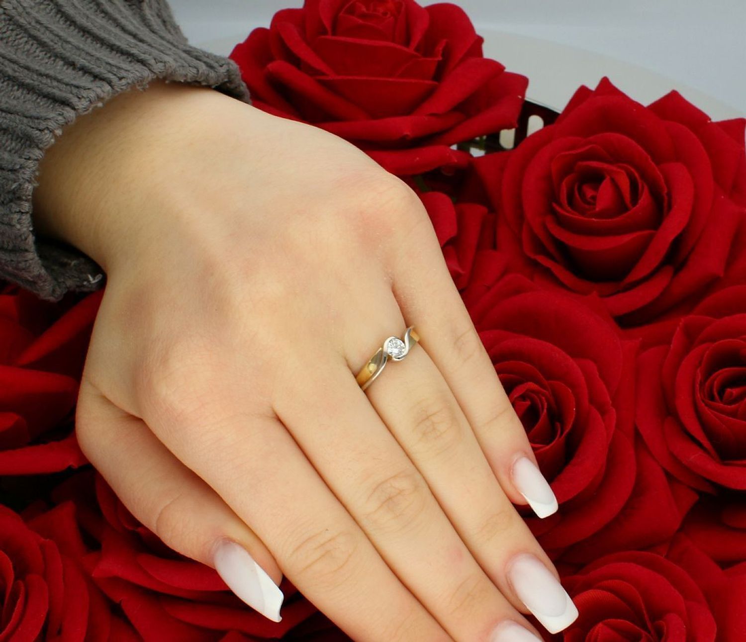 Pierścionek damski złoty rozmiar 10 próba 585 z cyrkonią DIA-PRS-5809-585 Ten wyjątkowy pierścionek damski to połączenie klasyki i nowoczesnej elegancji. Wykonany z wysokiej 1.jpg