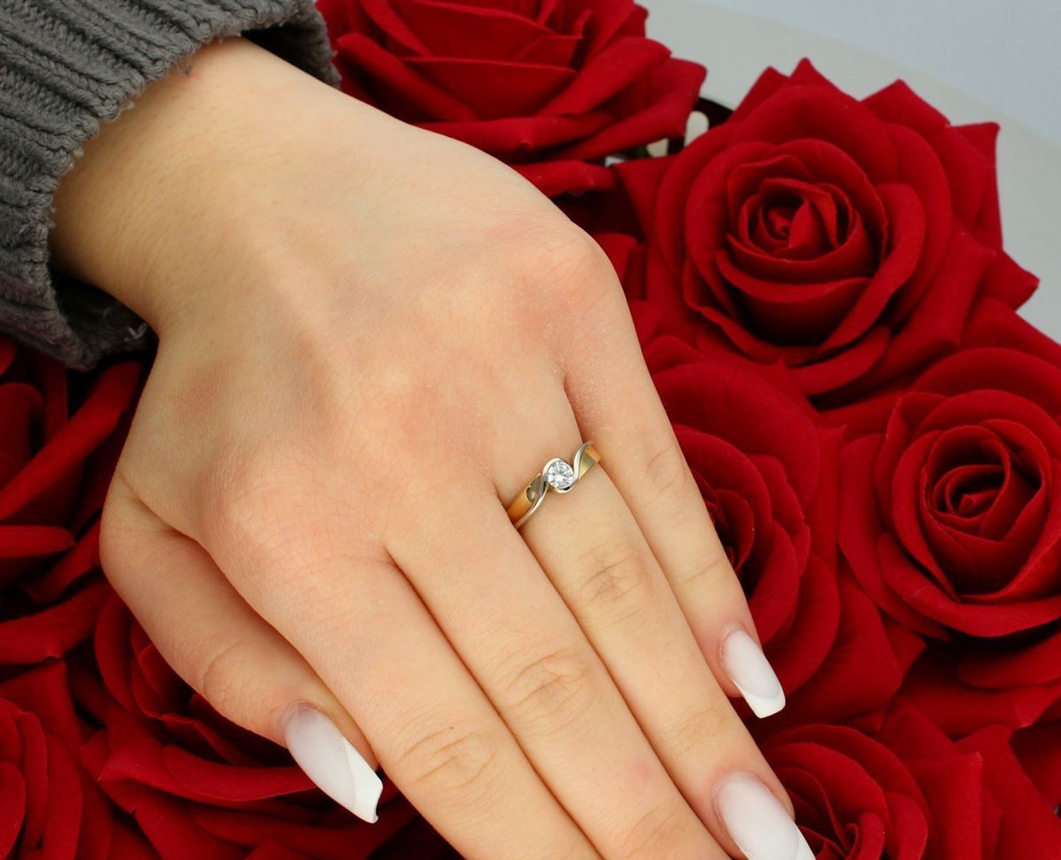 Pierścionek damski złoty rozmiar 10 próba 585 z cyrkonią DIA-PRS-5809-585 Ten wyjątkowy pierścionek damski to połączenie klasyki i nowoczesnej elegancji. Wykonany z wysokiej 1.jpg