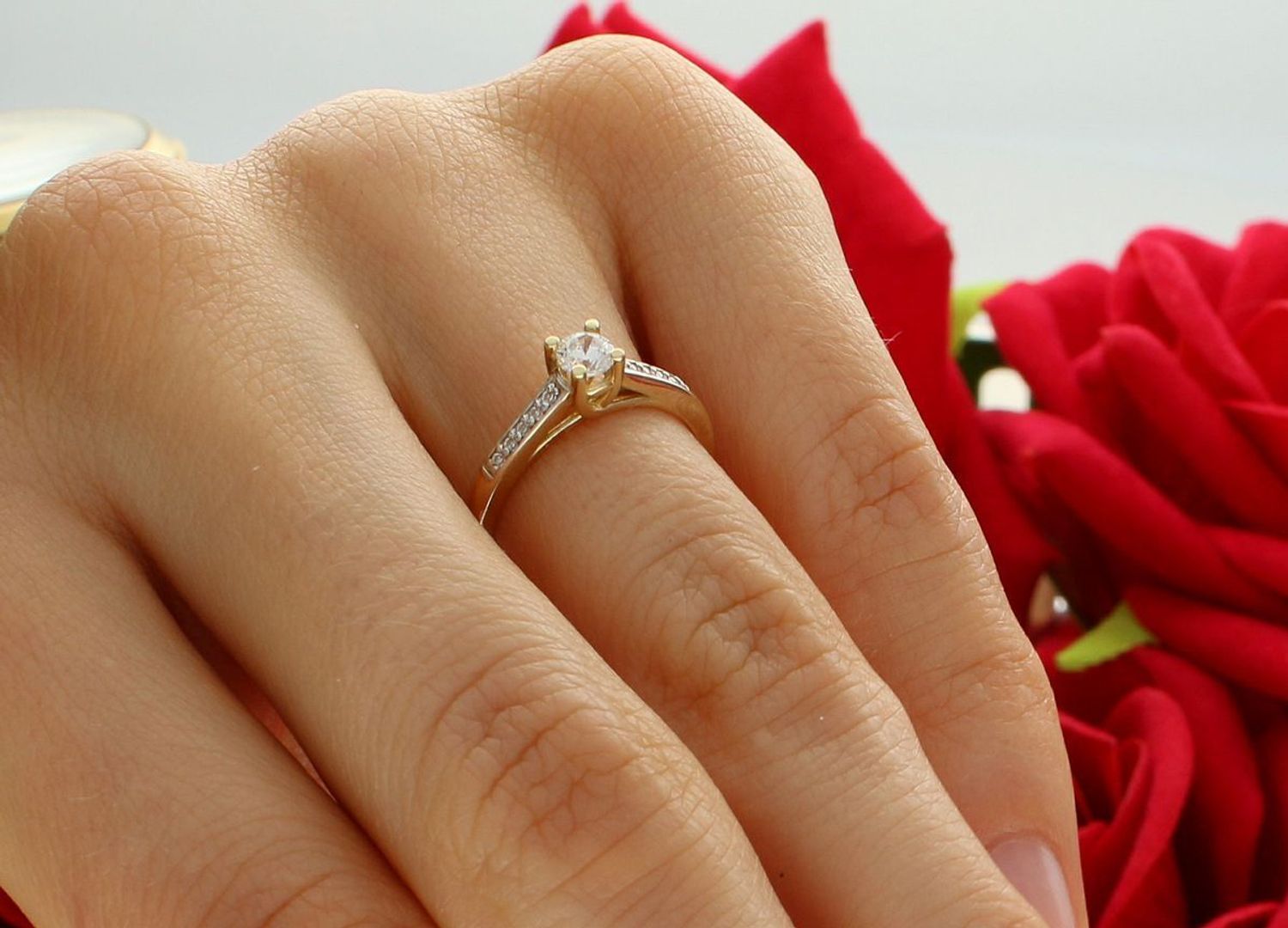 Pierścionek damski złoty próba 585 zdobiony cyrkoniami rozmiar 10 DIA-PRS-5811-585 Przedstawiamy pierścionek damski złoty próba 585 z subtelnym, ale efektownym zdobieniem cyrkoniami,1.jpg