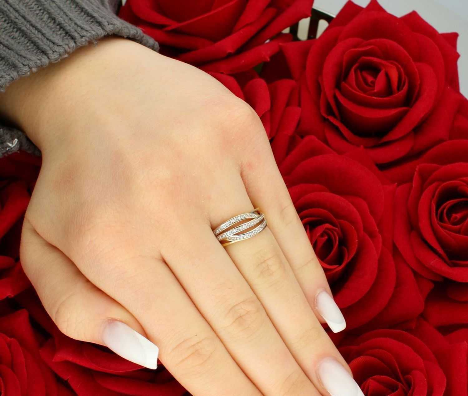 Pierścionek damski złoty pleciony w cyrkonie próba 585, rozmiar 10 DIA-PRS-5812-585 Wyróżnij się z tłumu dzięki wyrazistemu pierścionkowi damskiemu z żółtego złota próby 585 11.jpg